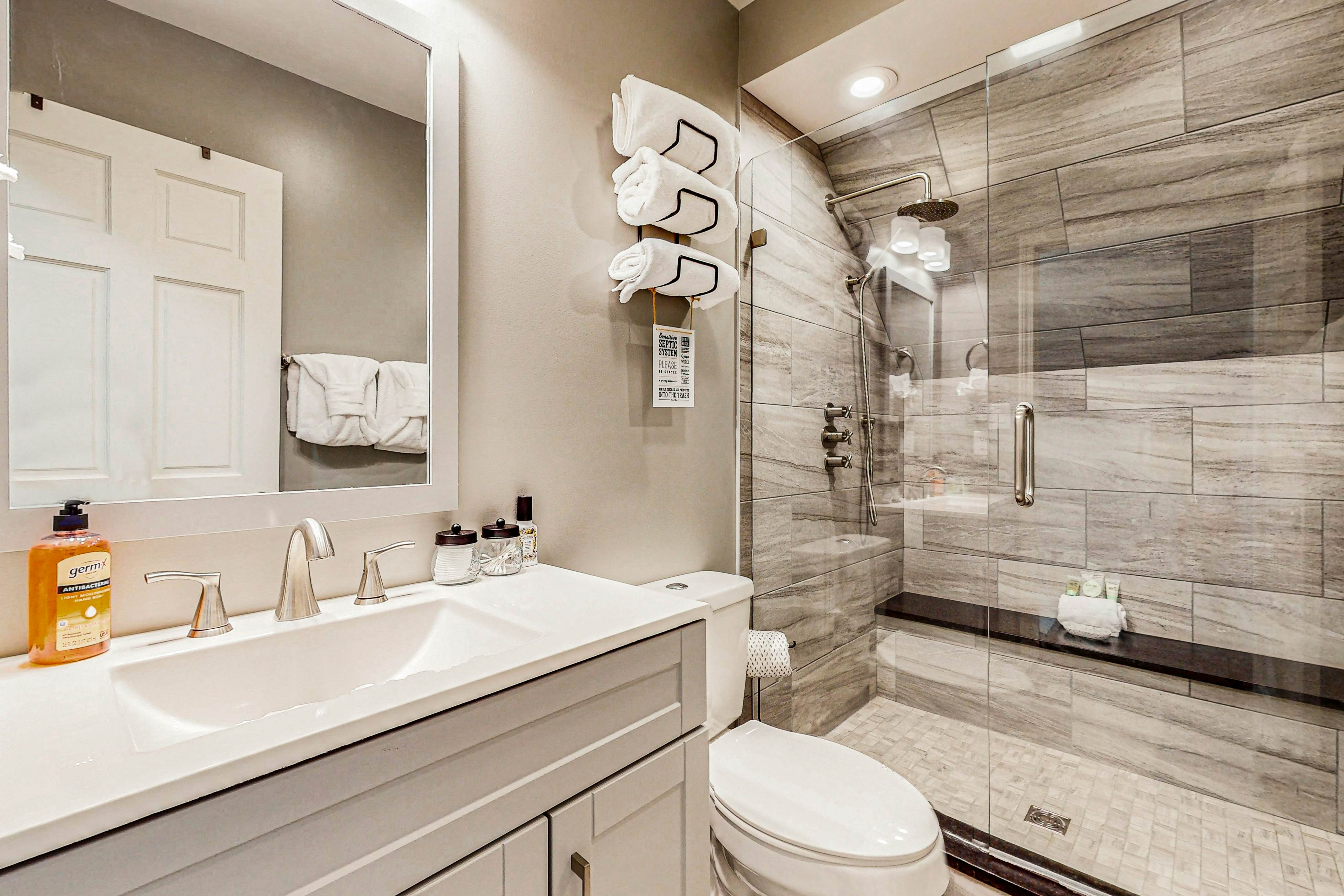 Lakefront cabin with two-level dock, sun deck and internet