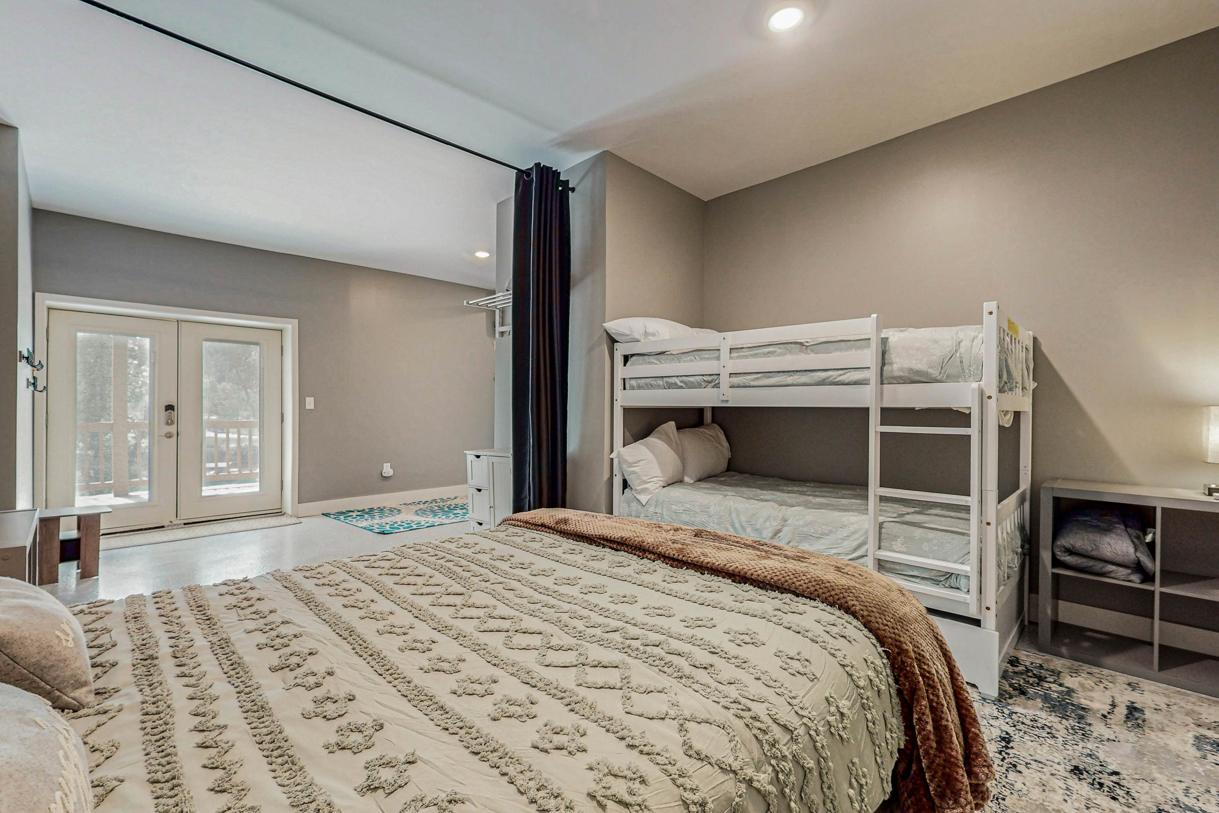 Lakefront cabin with two-level dock, sun deck and internet