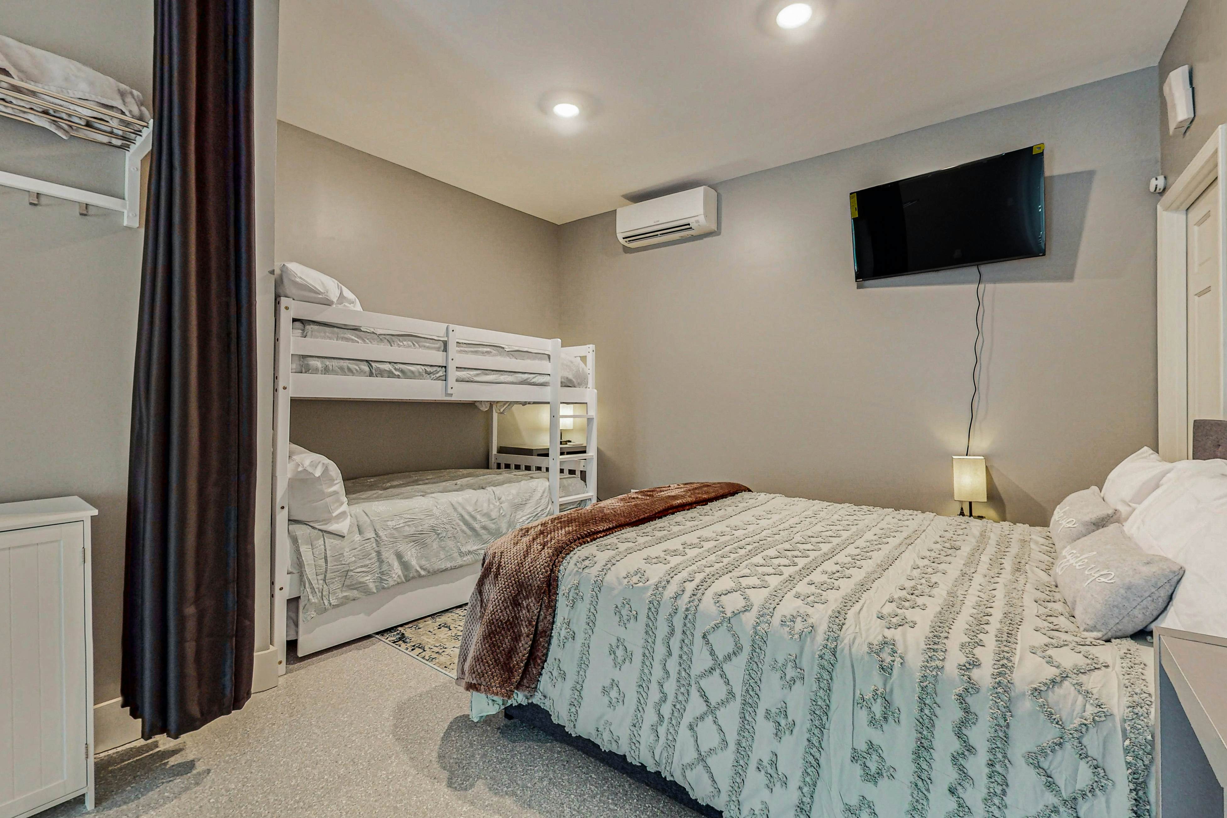 Lakefront cabin with two-level dock, sun deck and internet