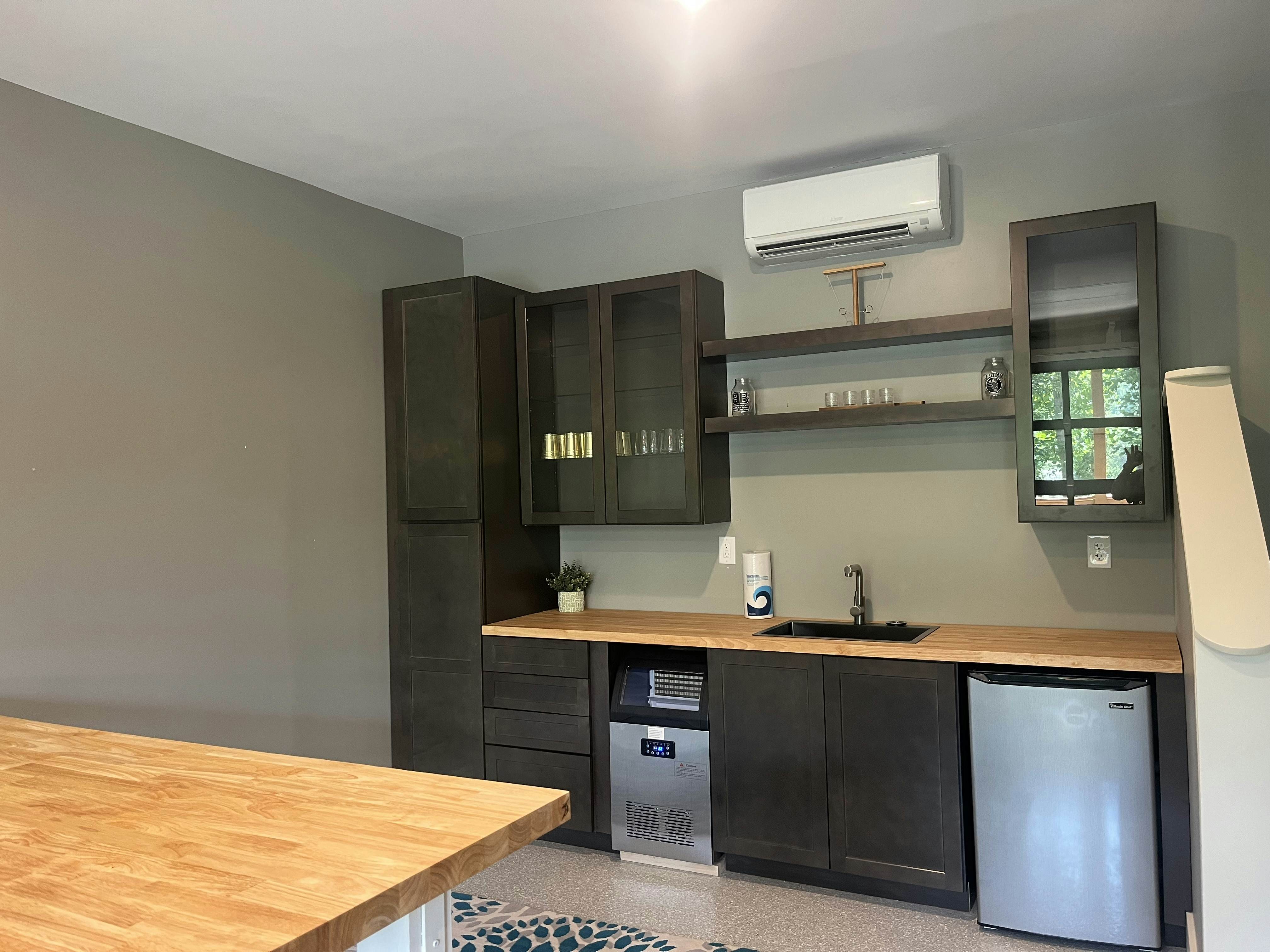 Lakefront cabin with two-level dock, sun deck and internet