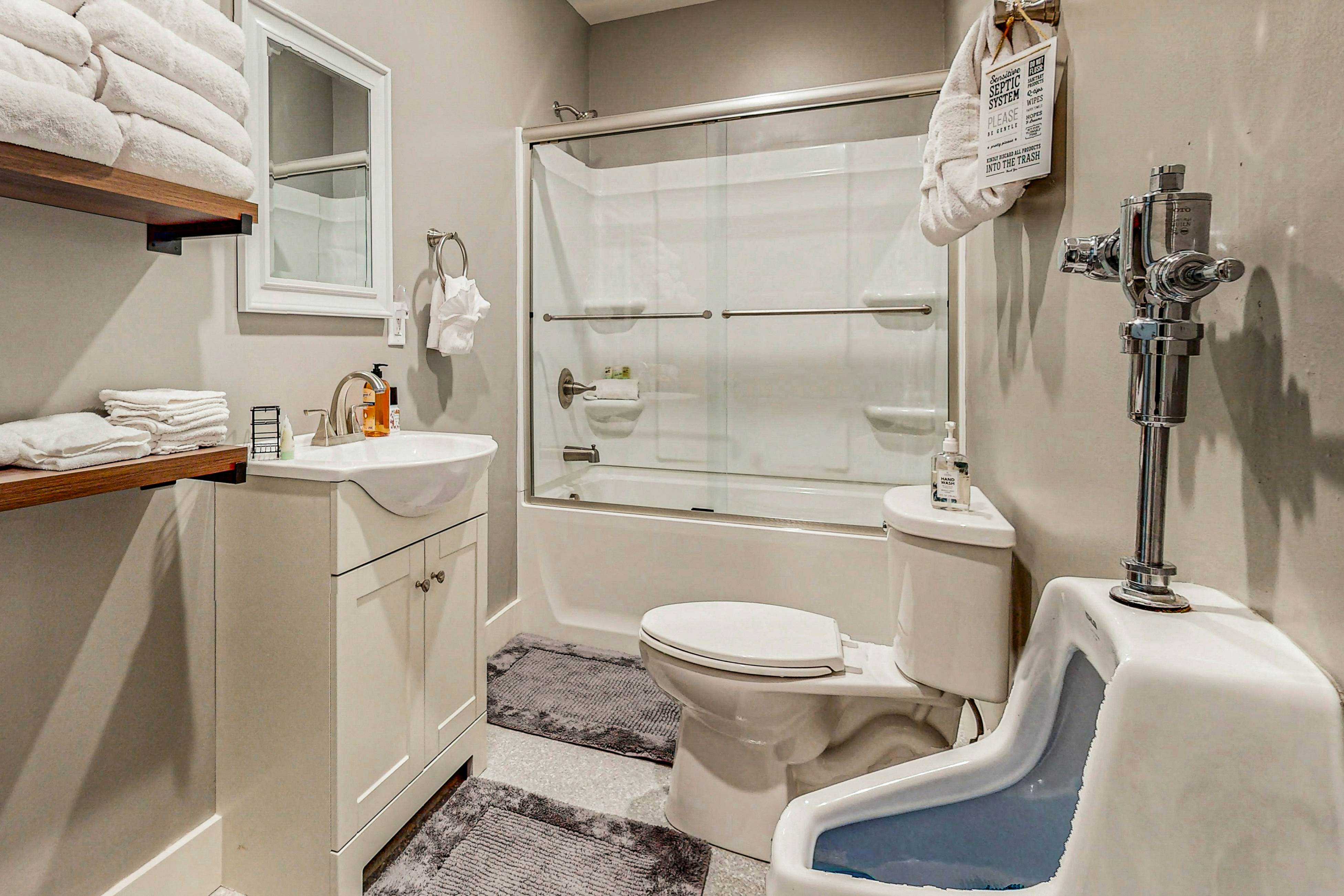 Lakefront cabin with two-level dock, sun deck and internet