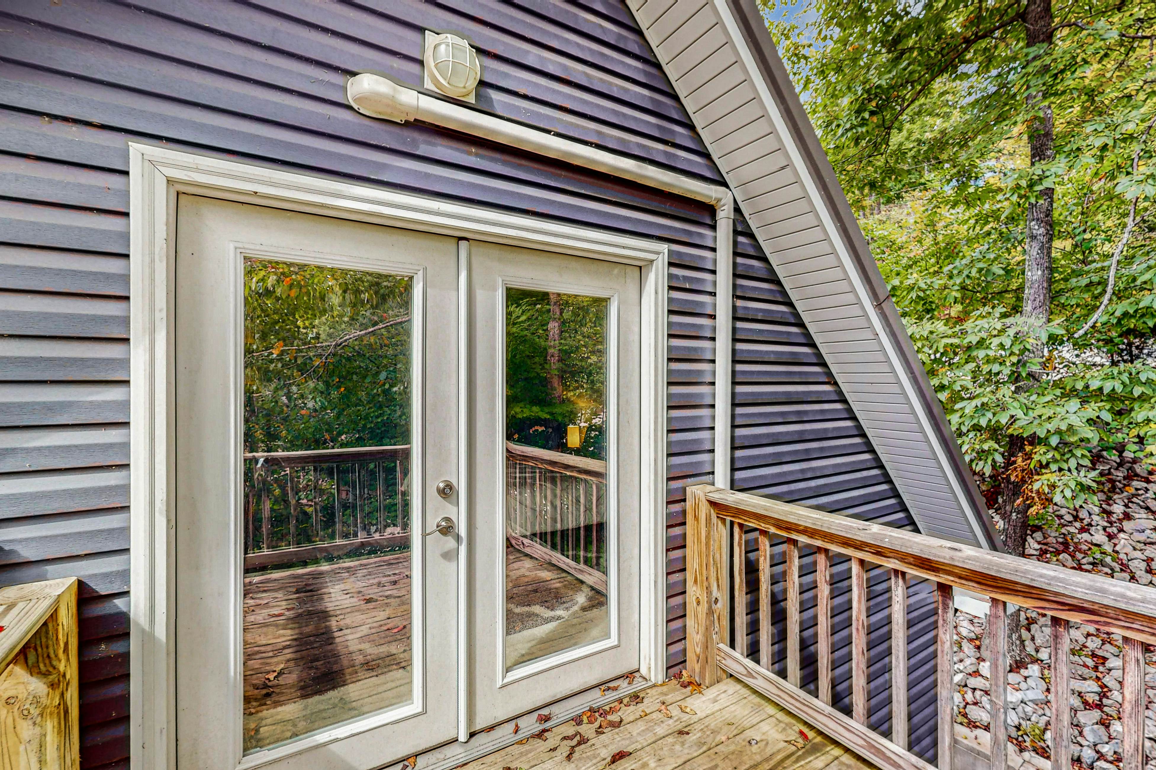 Lakefront cabin with two-level dock, sun deck and internet