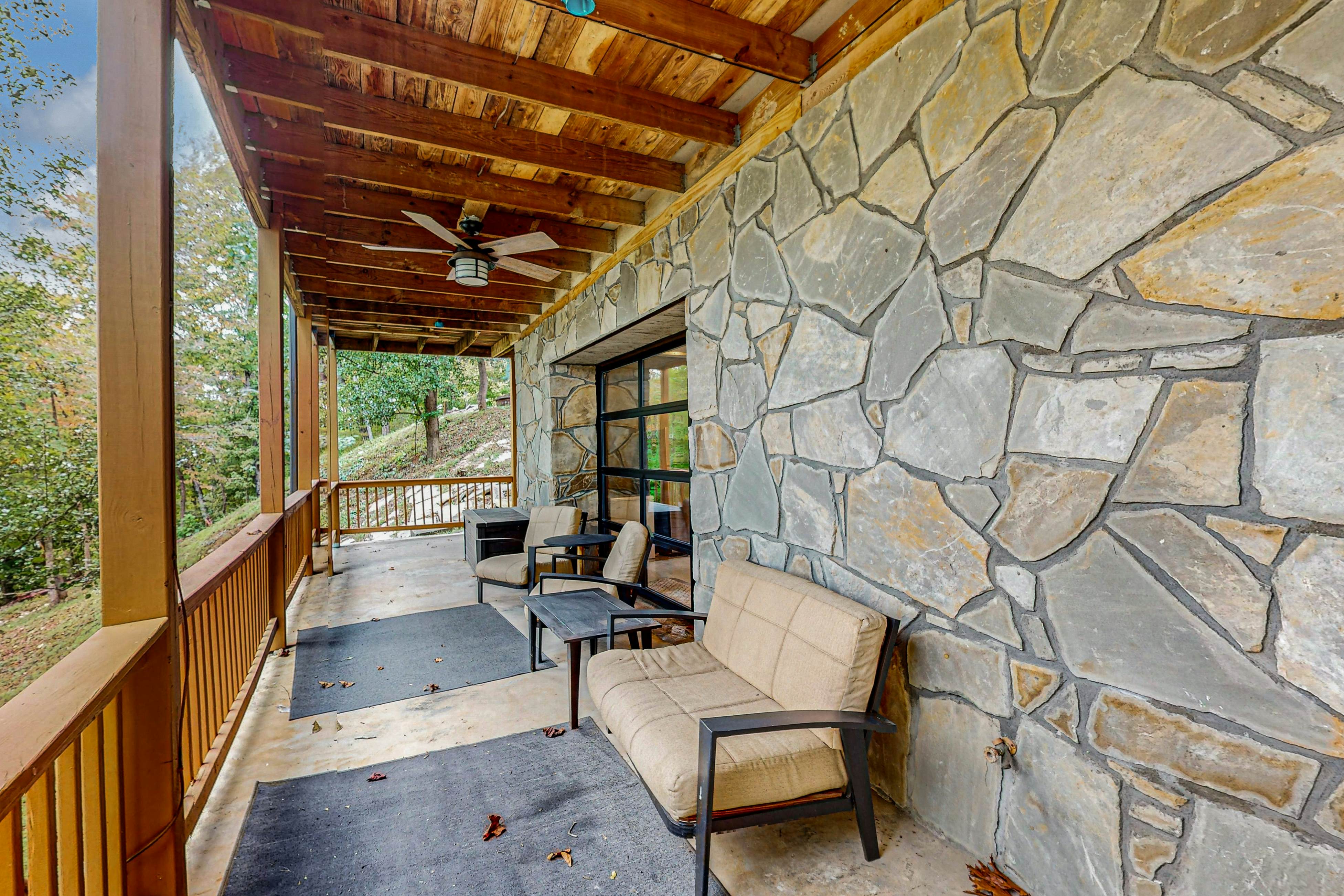 Lakefront cabin with two-level dock, sun deck and internet
