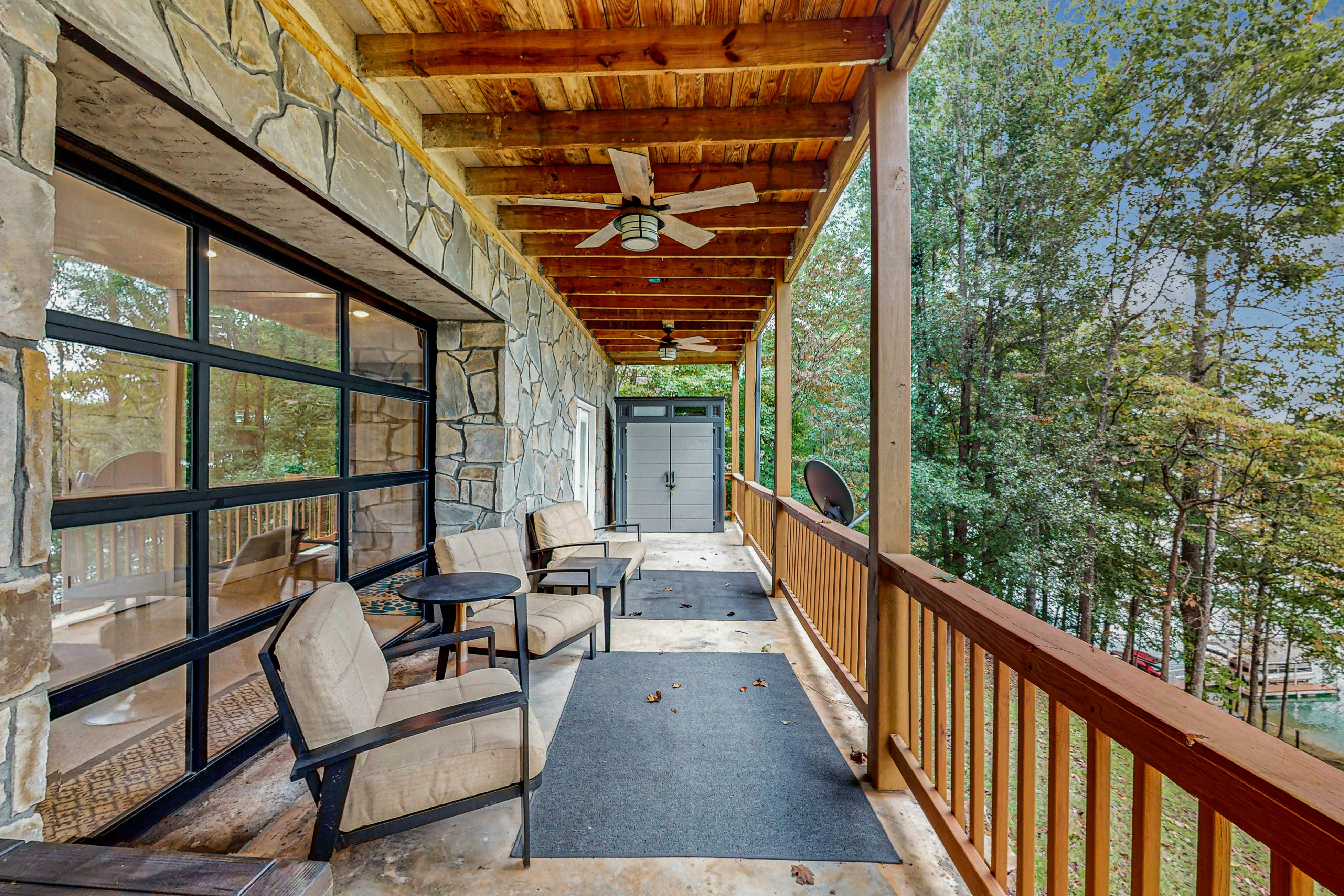 Lakefront cabin with two-level dock, sun deck and internet