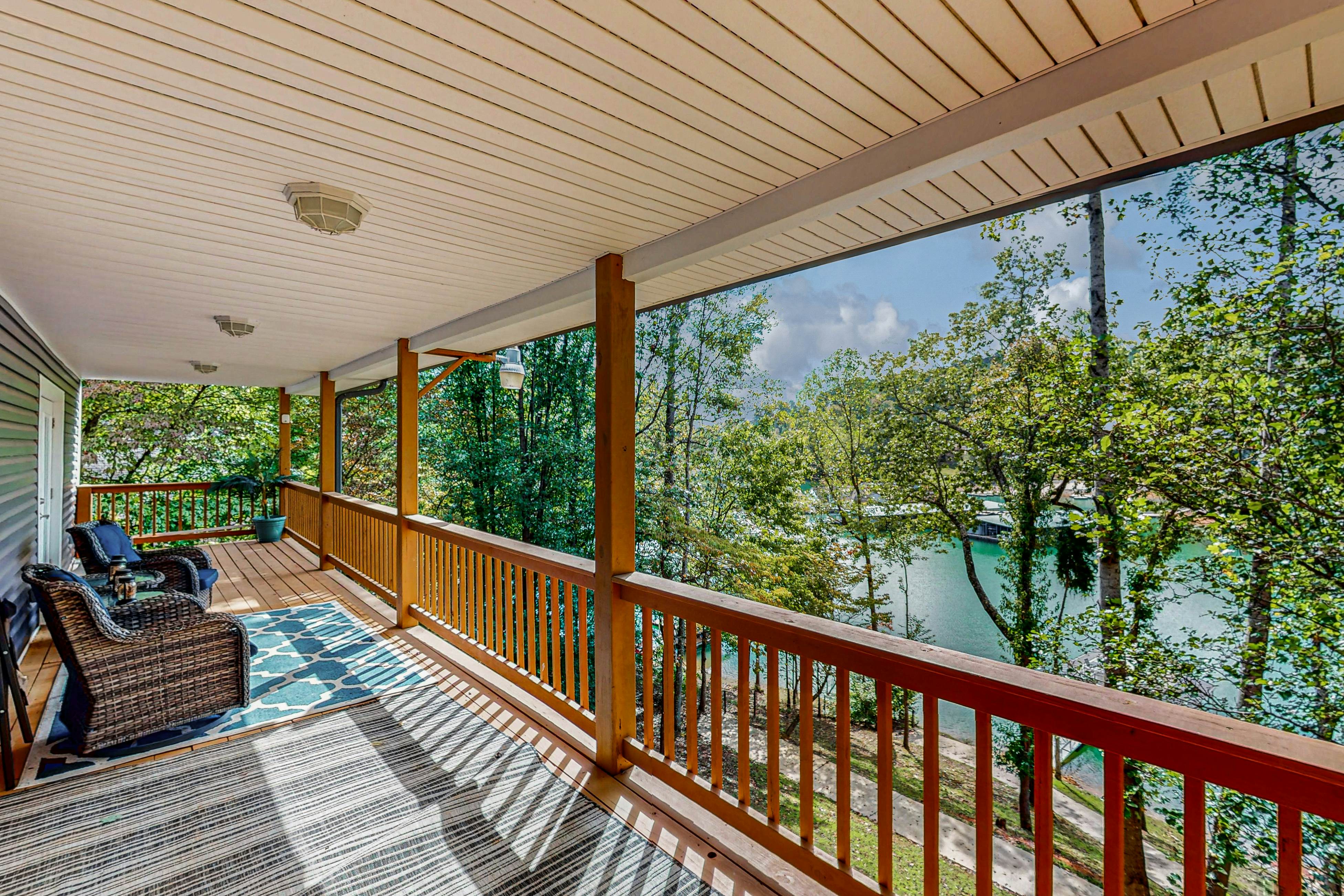 Lakefront cabin with two-level dock, sun deck and internet