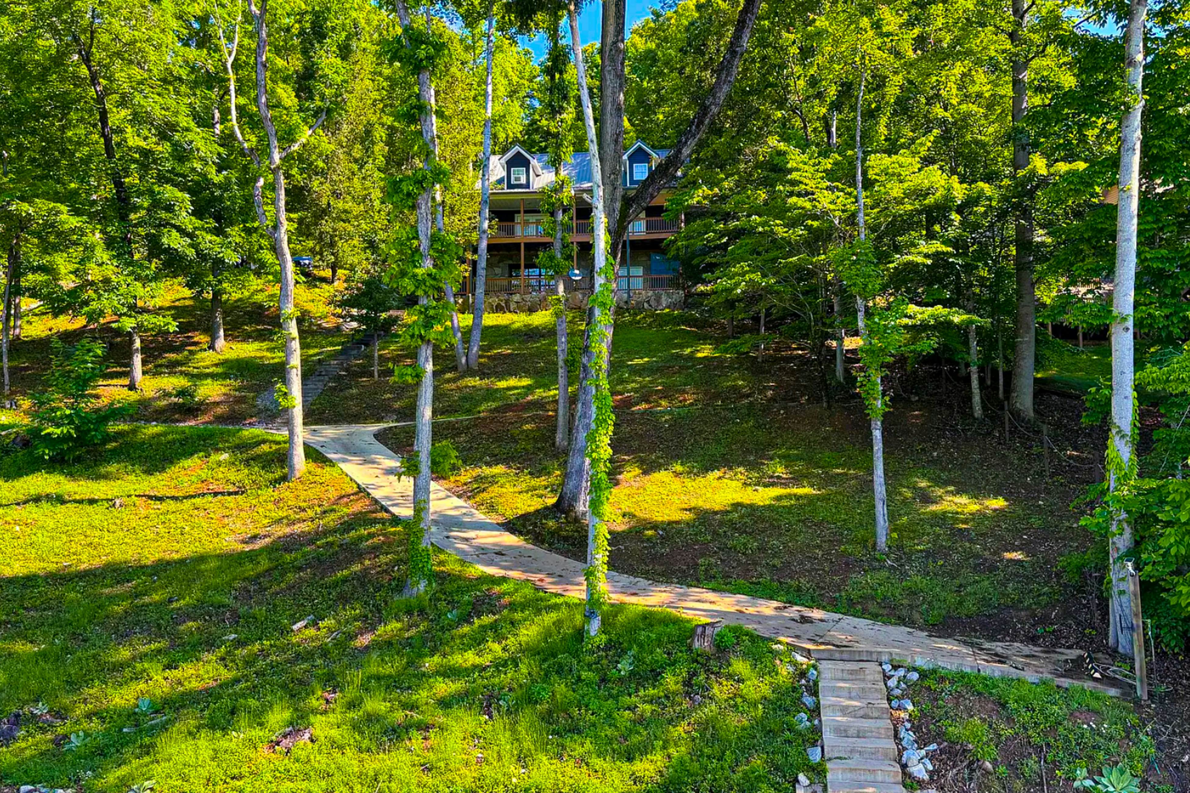 Lakefront cabin with two-level dock, sun deck and internet