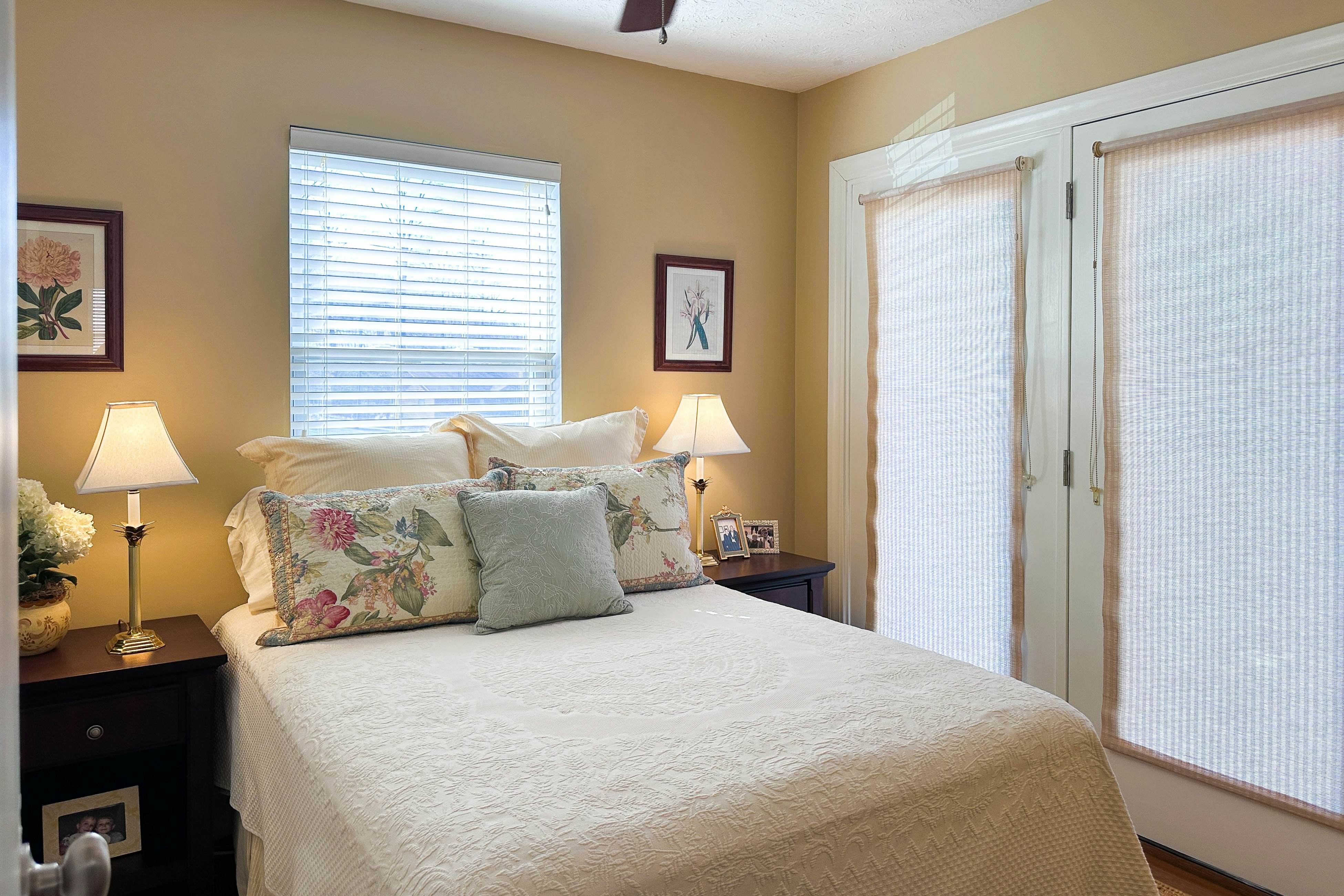 Waterfront living with private dock, private boat launch, kayaks & firepit