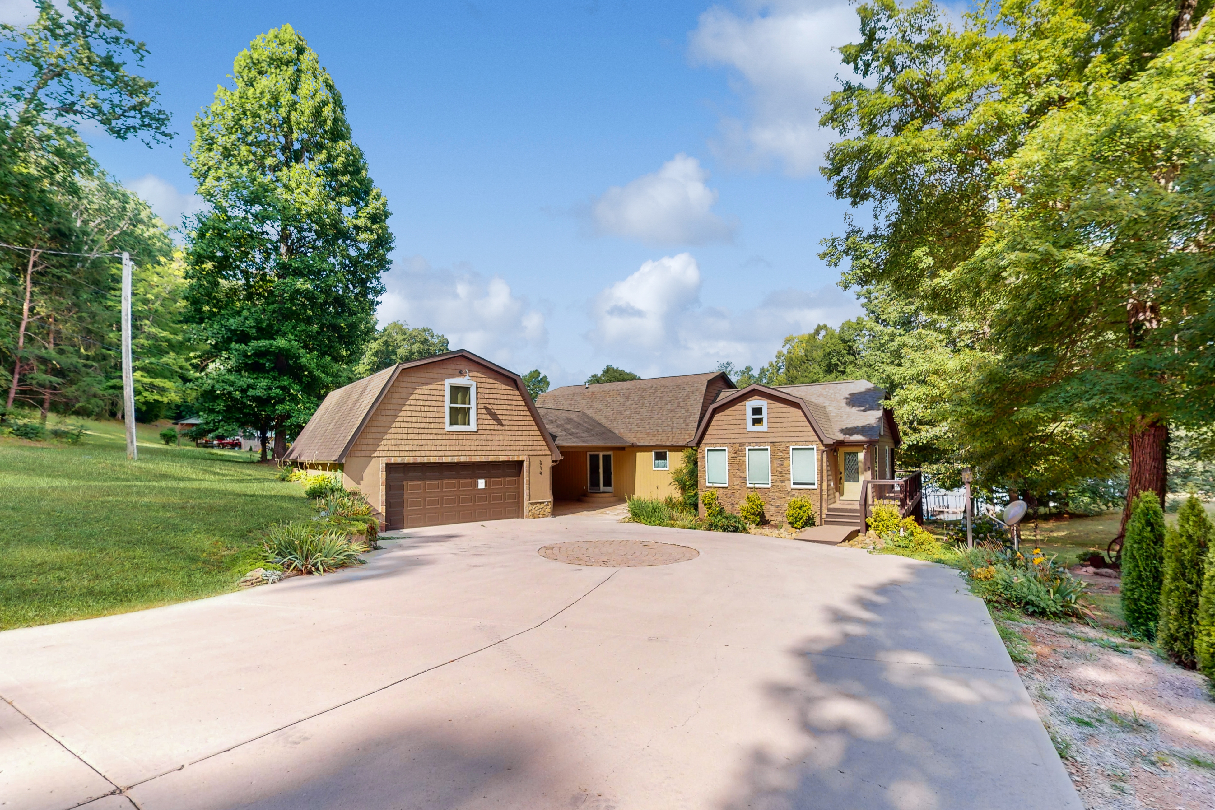 Lovely Lakefront Home, Sleeps 6・Firepit・Dock・Grill