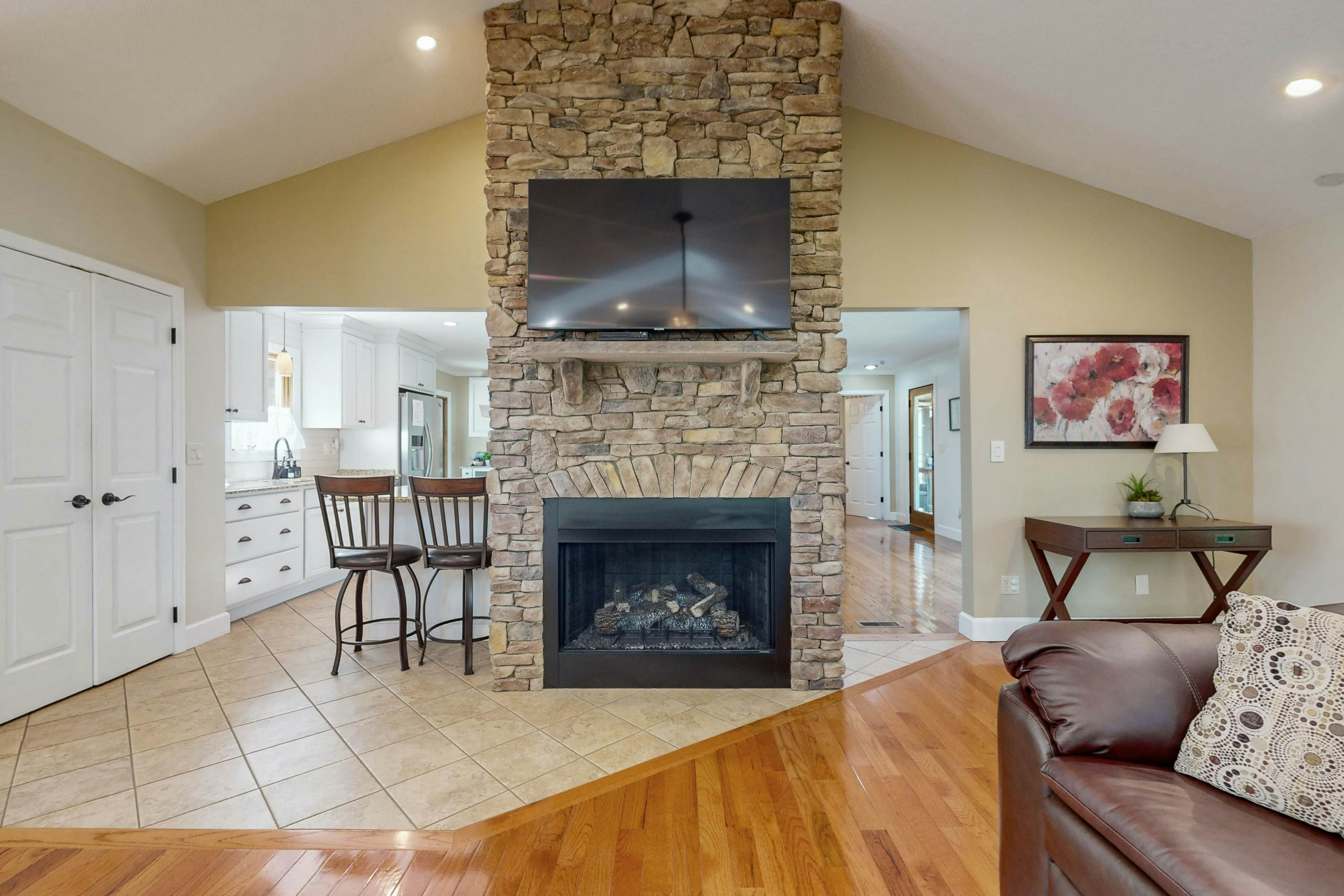 Lovely lakefront home with fire pit, fireplace, dock and gas grill