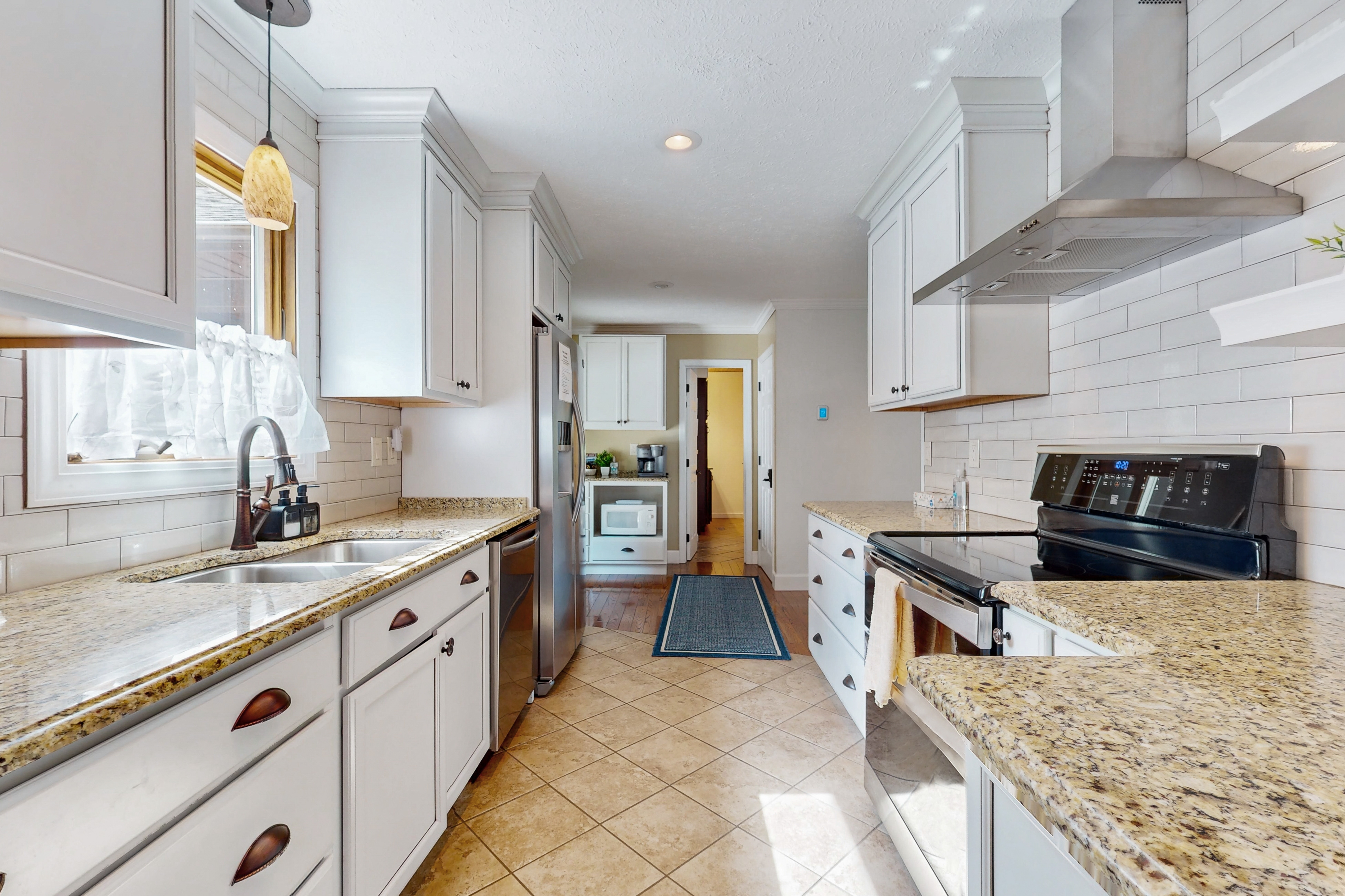 Lovely Lakefront Home, Sleeps 6・Firepit・Dock・Grill