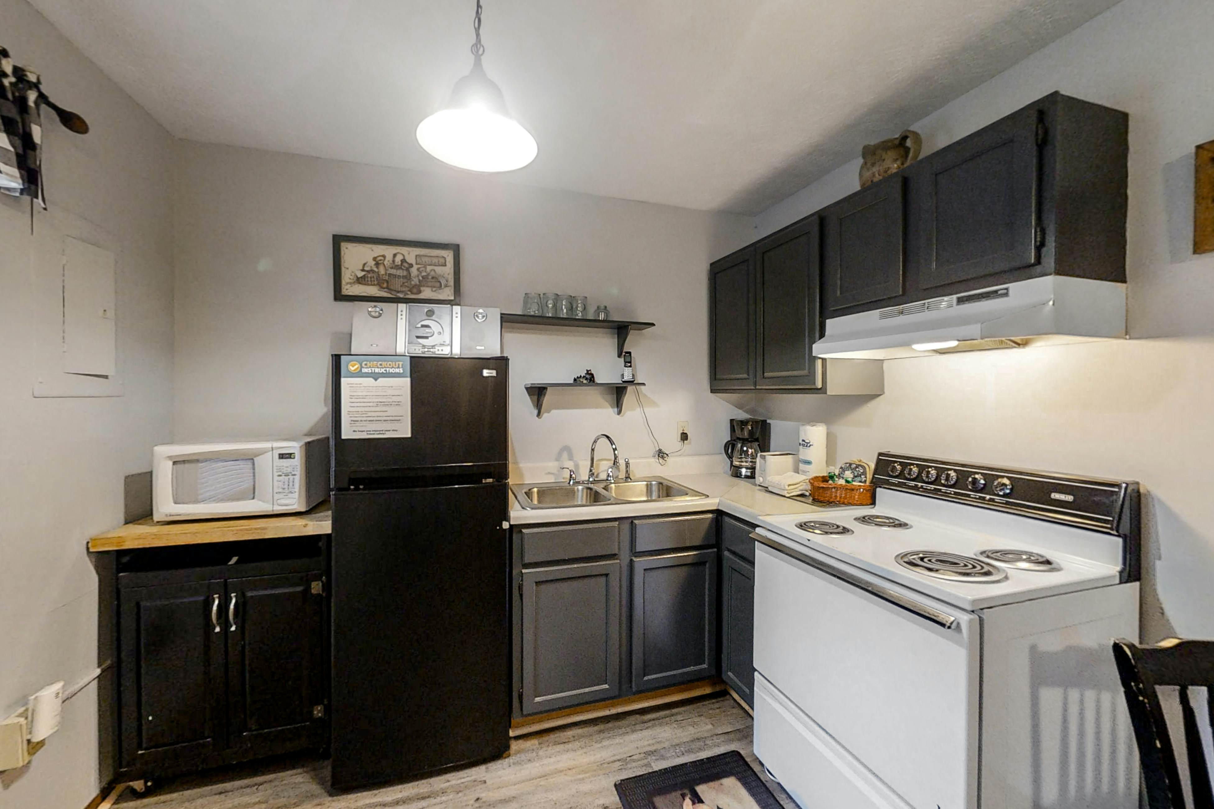 Cozy Hideaway in Sleepy Neighborhood - Free Attraction Tickets