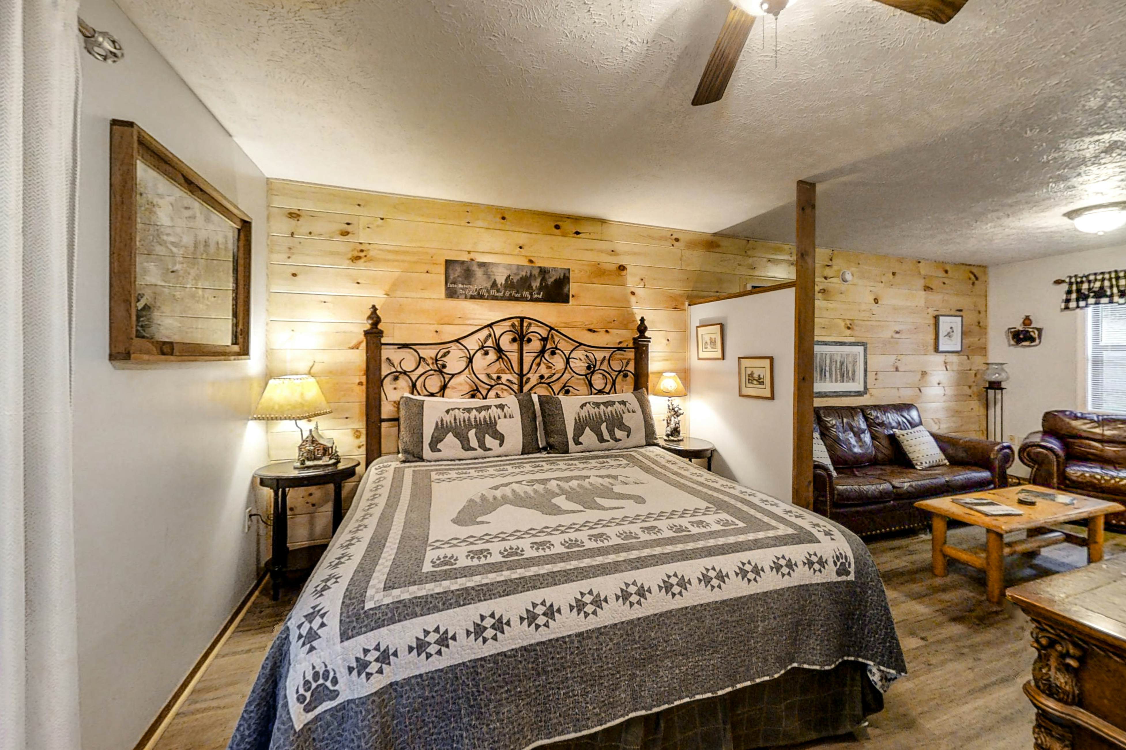 Cozy Hideaway in Sleepy Neighborhood - Free Attraction Tickets