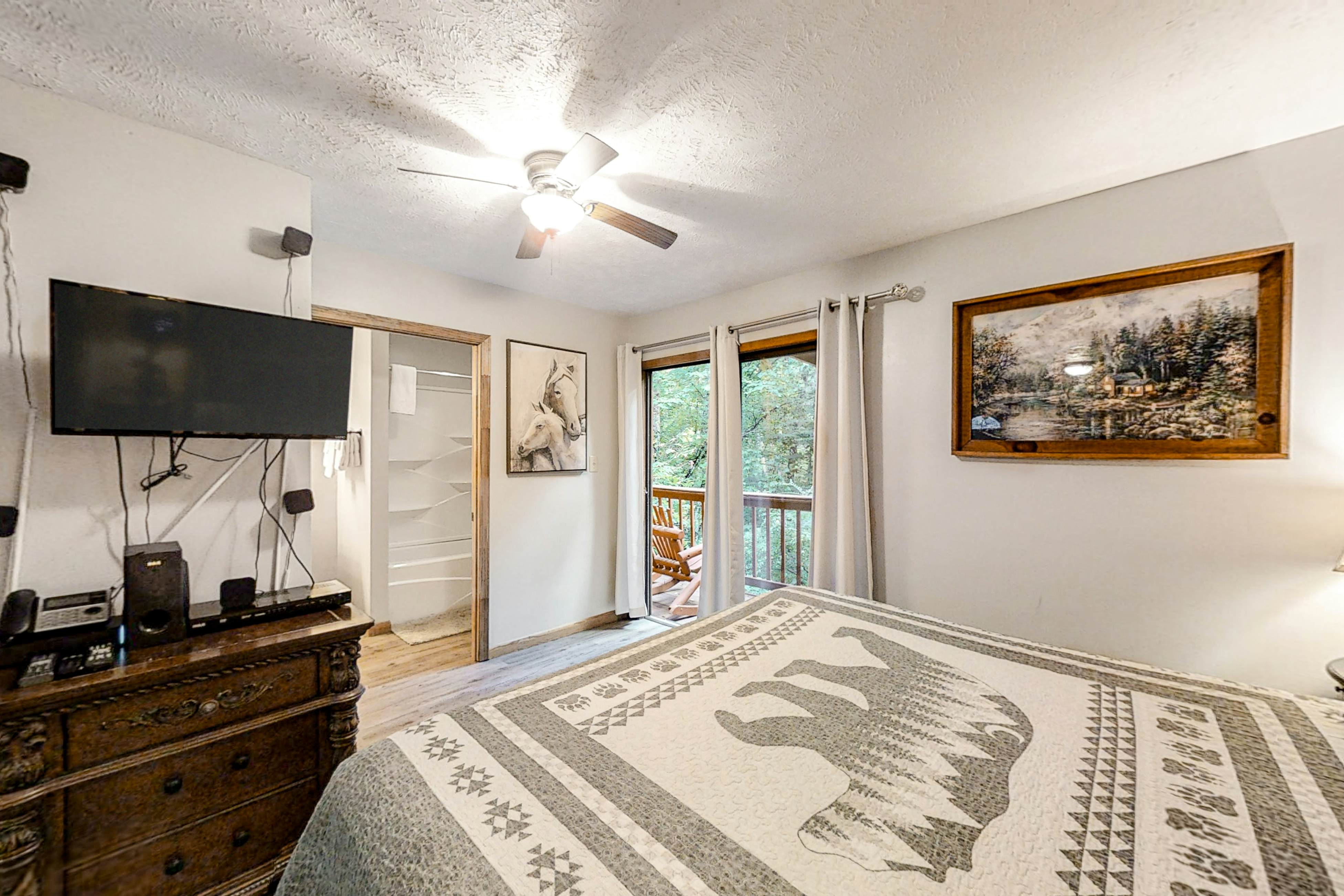 Cozy Hideaway in Sleepy Neighborhood - Free Attraction Tickets