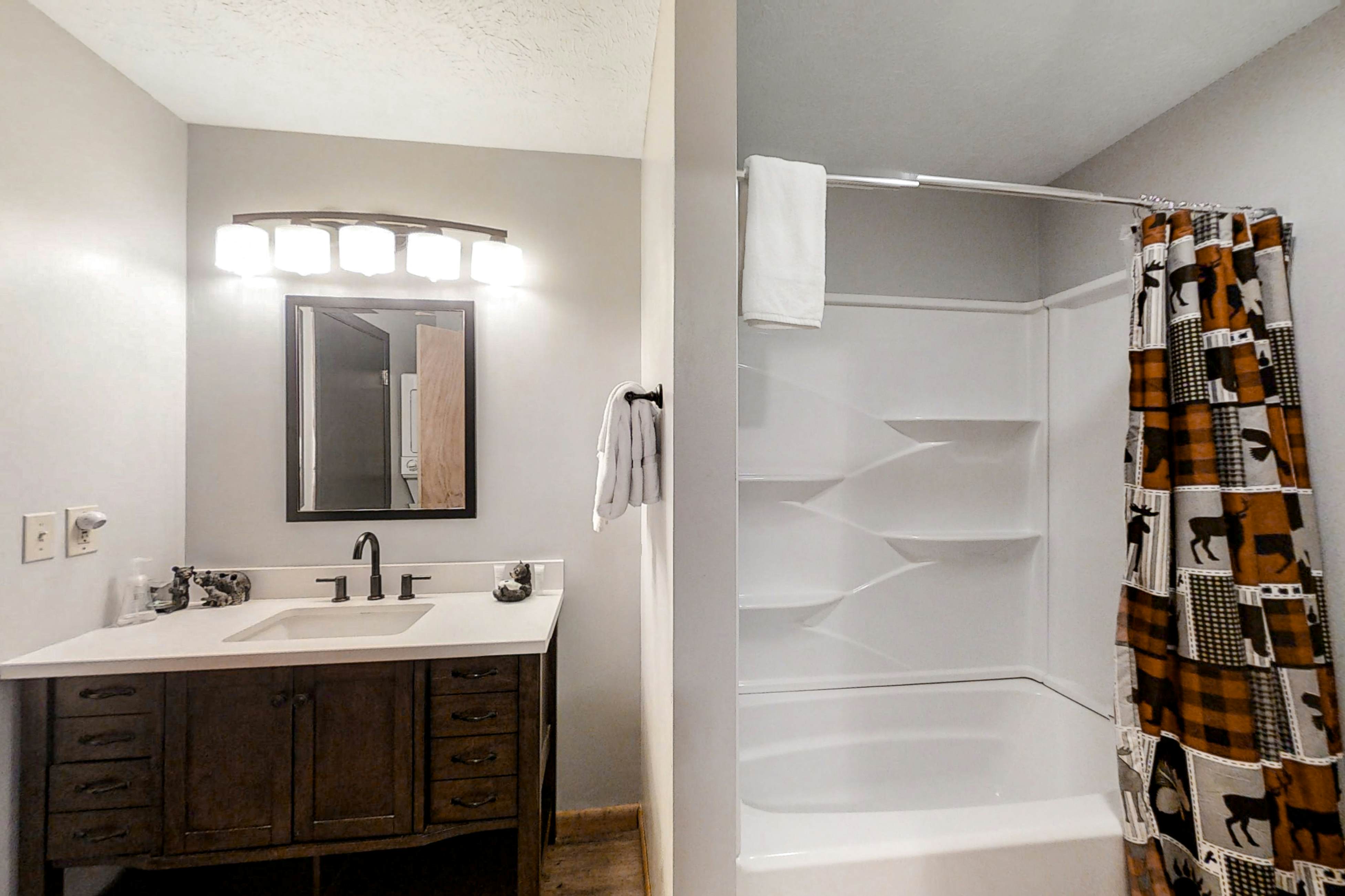 Cozy Hideaway in Sleepy Neighborhood - Free Attraction Tickets