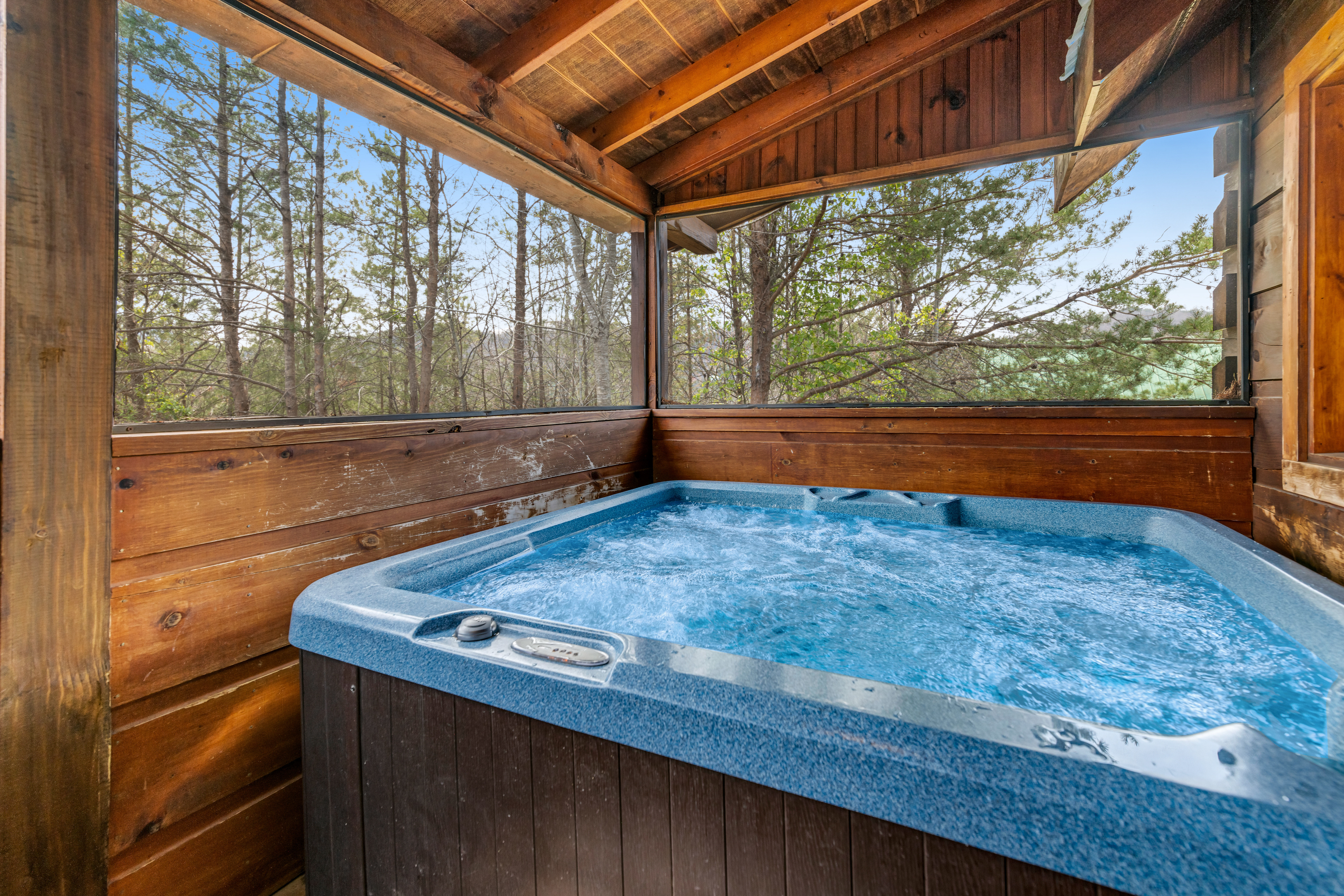 Quaint Cabin, Sleep 2・Hot Tub・Shared Seasonal Pool