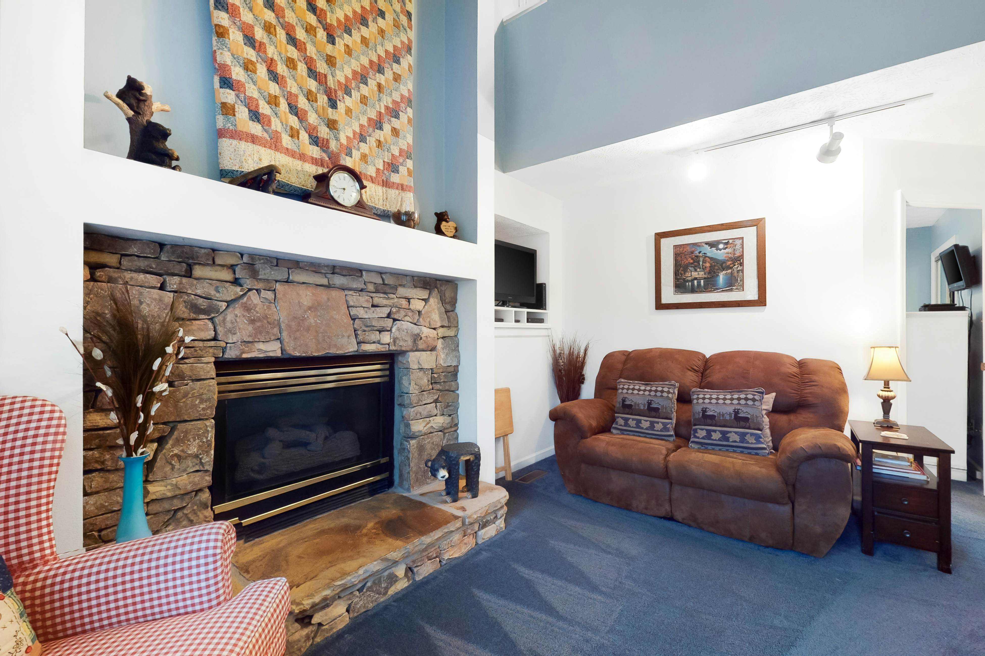 Charming Cabin, Sleeps 4・Hot Tub・Seasonal Pool