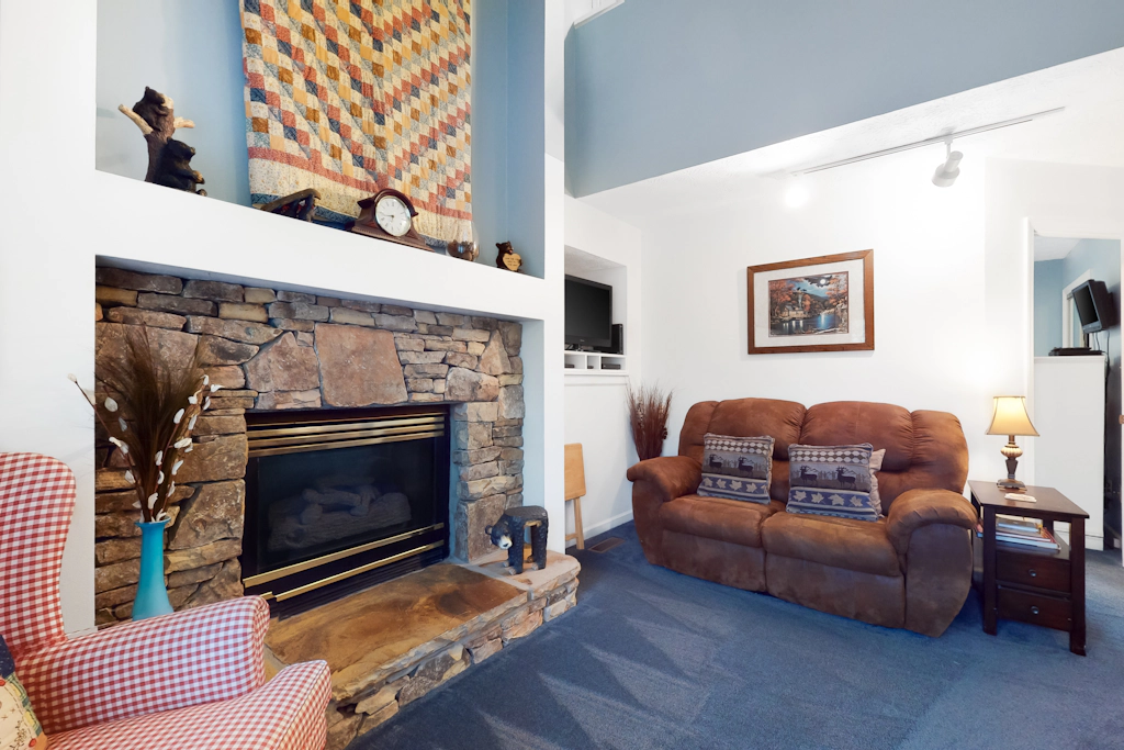 Charming Cabin, Sleeps 4, Hot Tub, Seasonal Pool