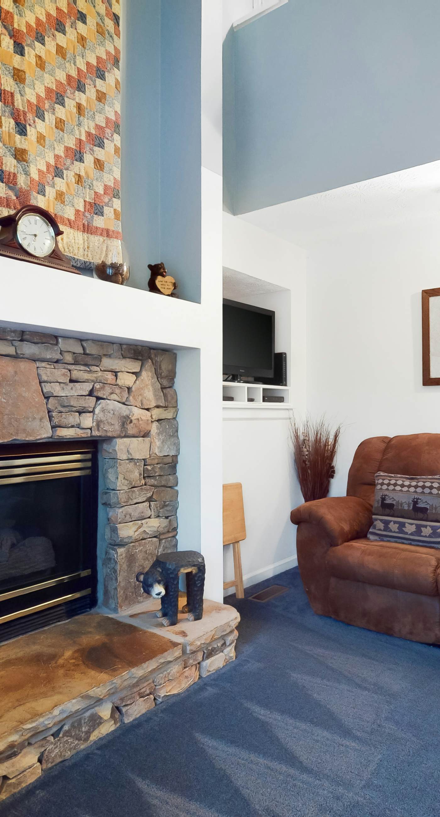 Charming Cabin, Sleeps 4, Hot Tub, Seasonal Pool