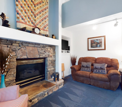 Charming Cabin, Sleeps 4, Hot Tub, Seasonal Pool