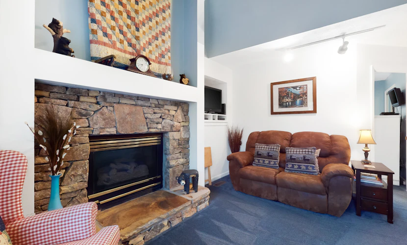 Charming Cabin, Sleeps 4, Hot Tub, Seasonal Pool