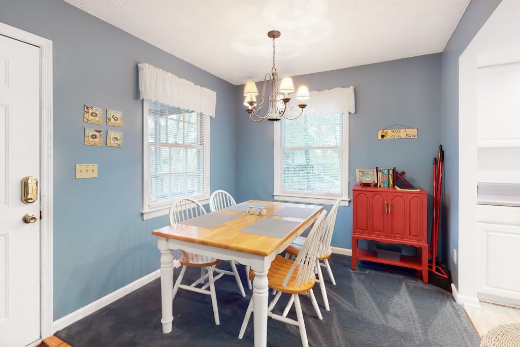 Charming Cabin, Sleeps 4, Hot Tub, Seasonal Pool