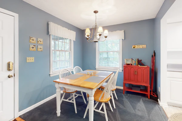 Charming Cabin, Sleeps 4, Hot Tub, Seasonal Pool