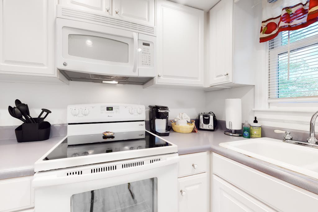 Charming Cabin, Sleeps 4, Hot Tub, Seasonal Pool