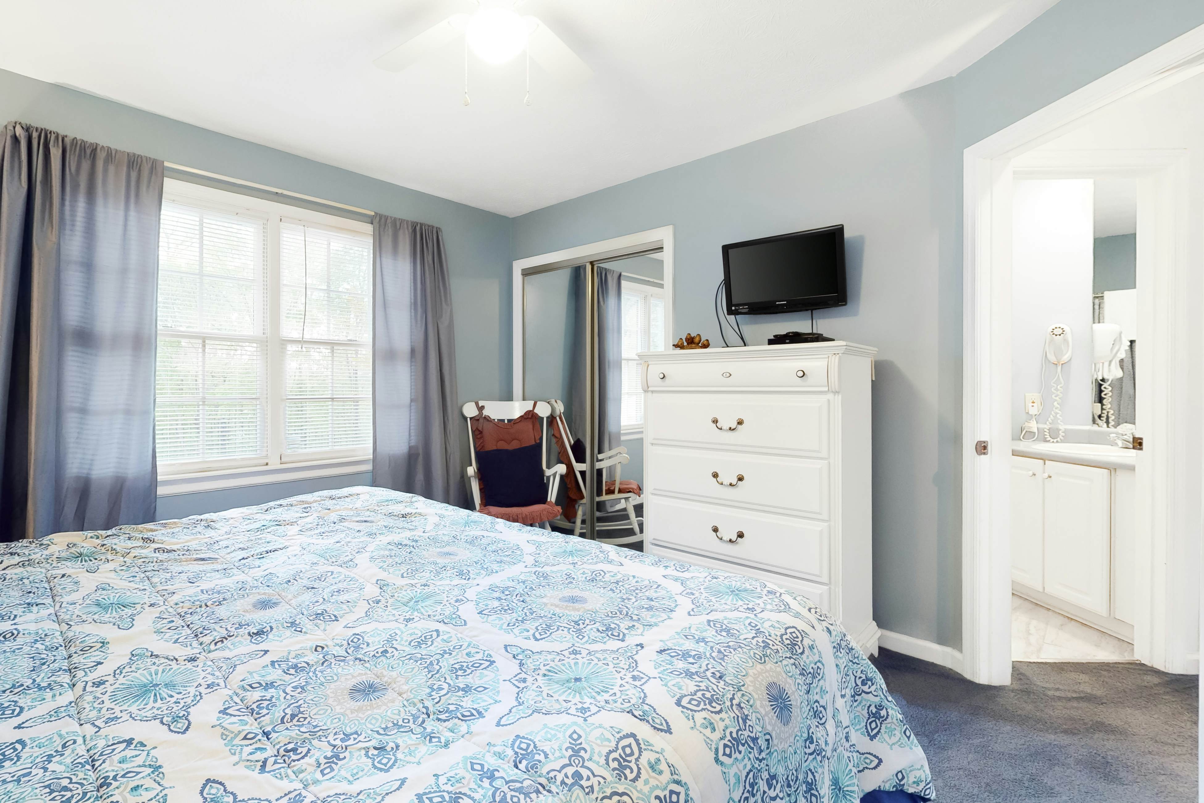 Charming Cabin, Sleeps 4・Hot Tub・Seasonal Pool