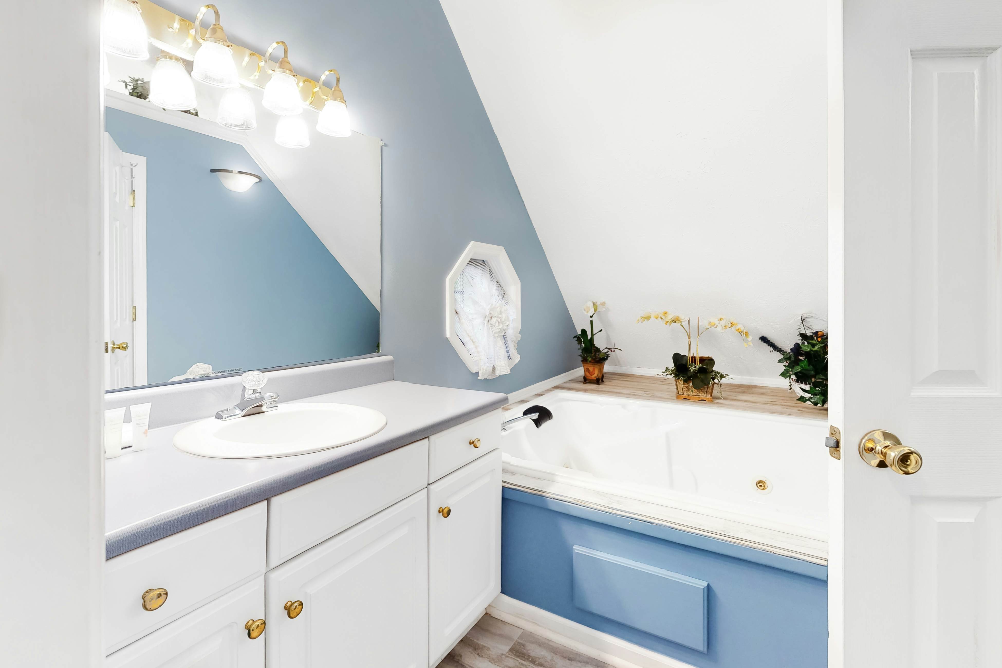 Charming Cabin, Sleeps 4・Hot Tub・Seasonal Pool