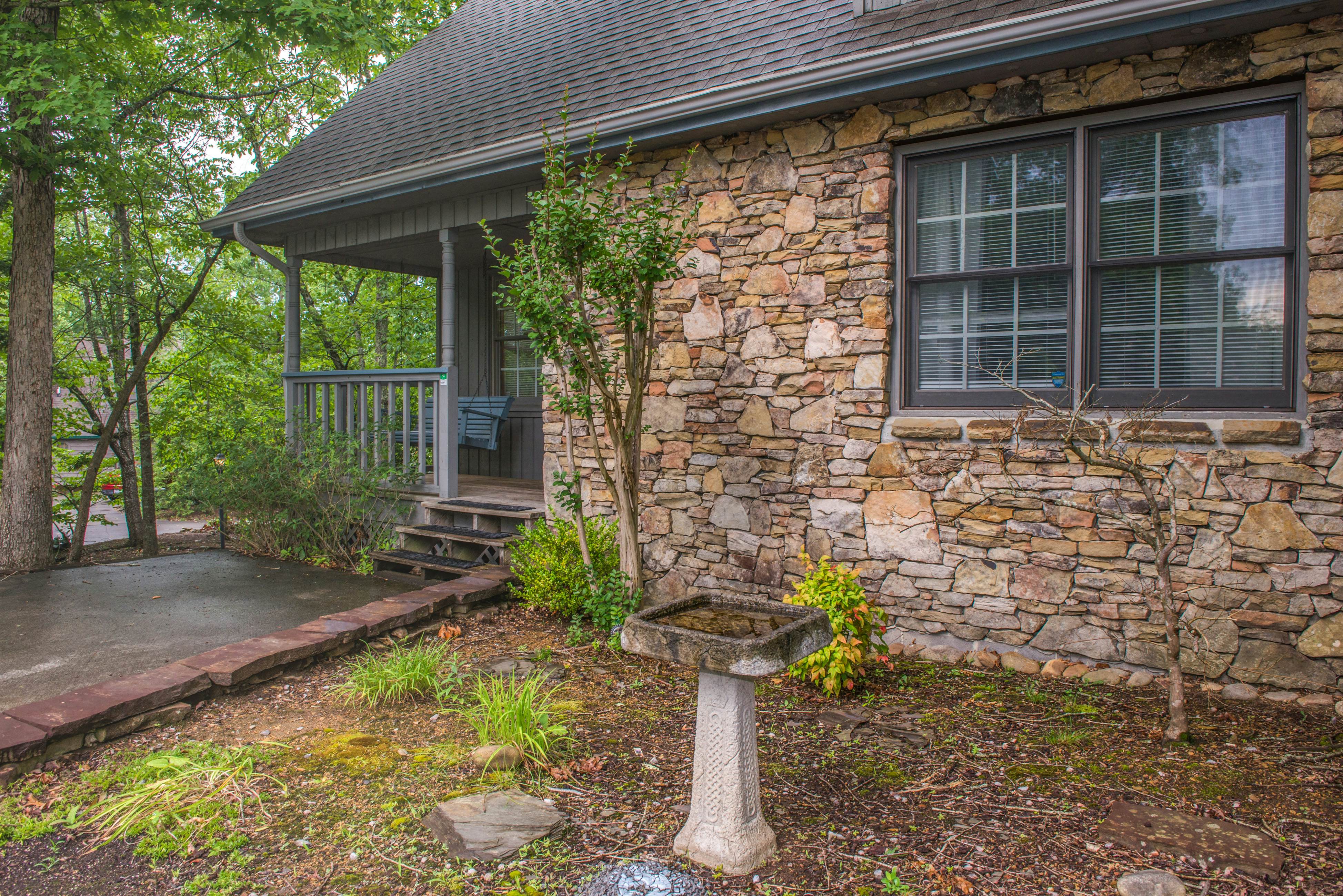 Charming Cabin, Sleeps 4・Hot Tub・Seasonal Pool