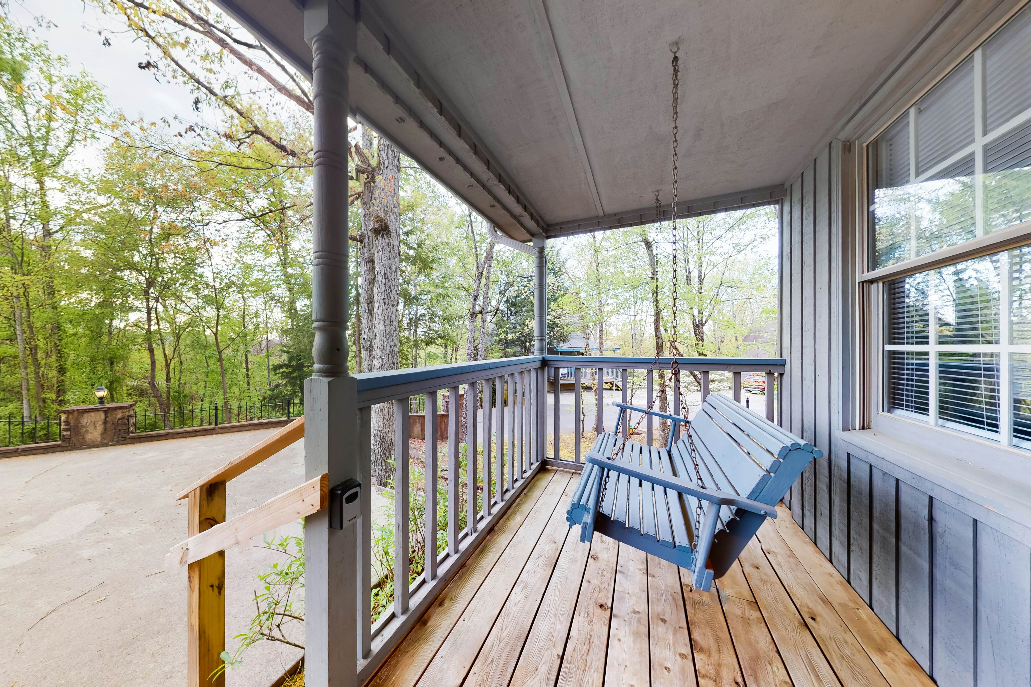 Charming Cabin, Sleeps 4・Hot Tub・Seasonal Pool