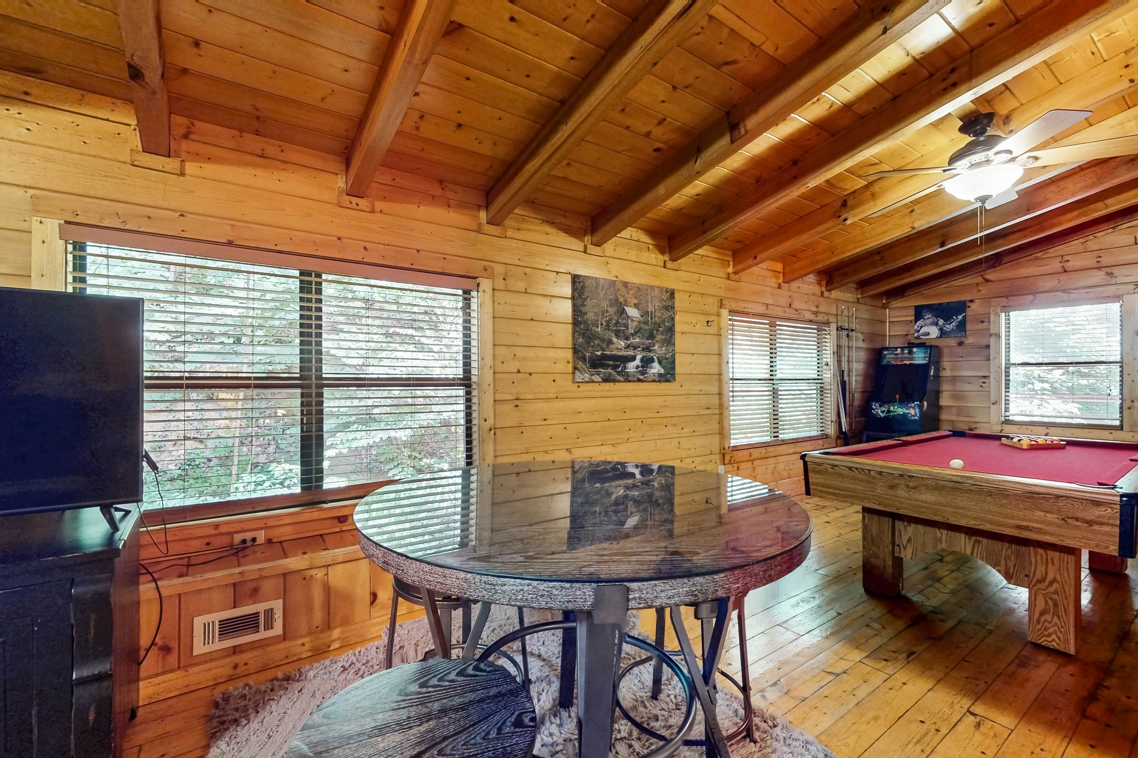 Woodland Cabin, Sleeps 11・Hot Tub・Deck・Pool Table