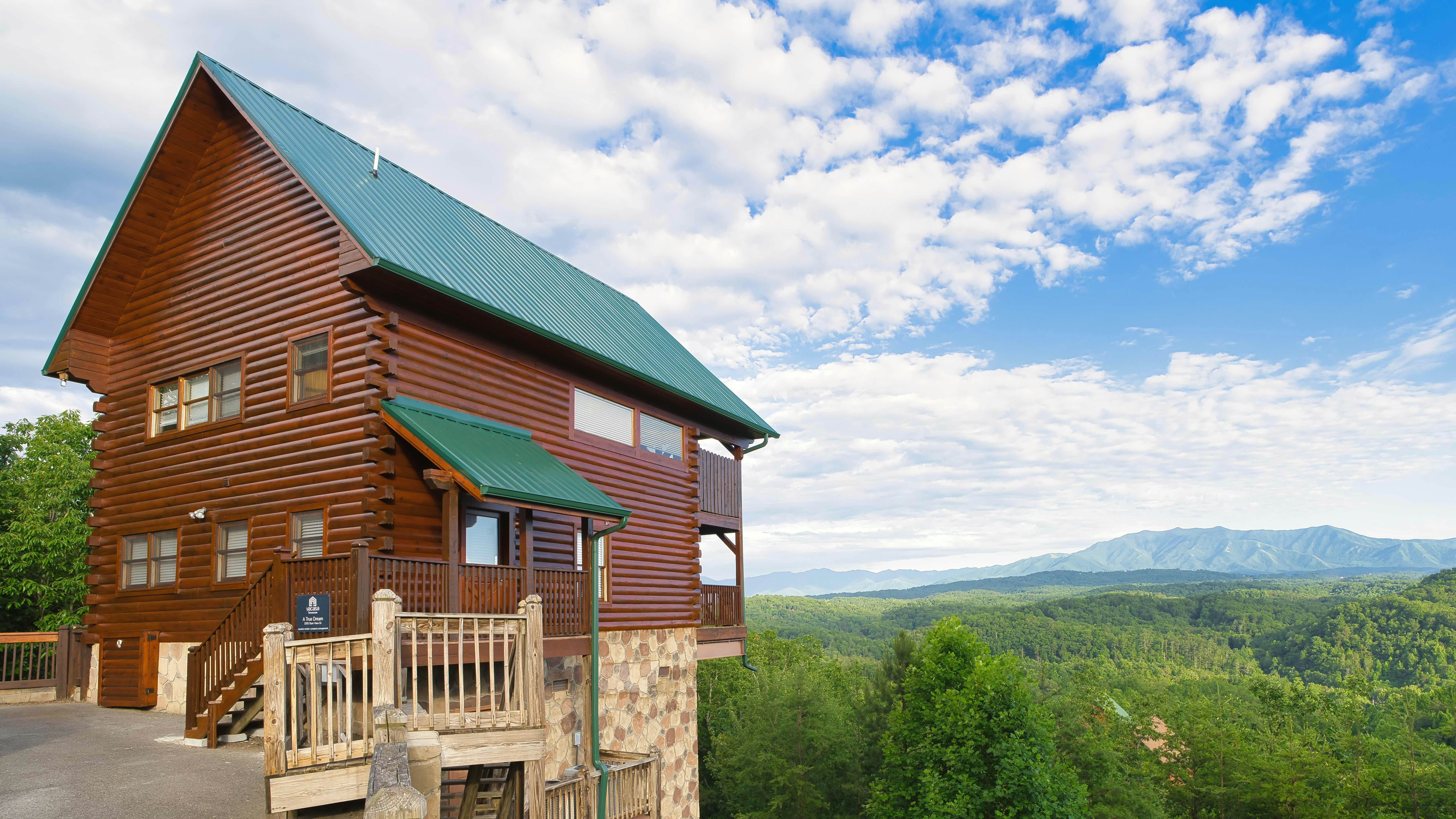 Log cabin with stunning mountain views, Free Attraction Tickets, pool & hot tub
