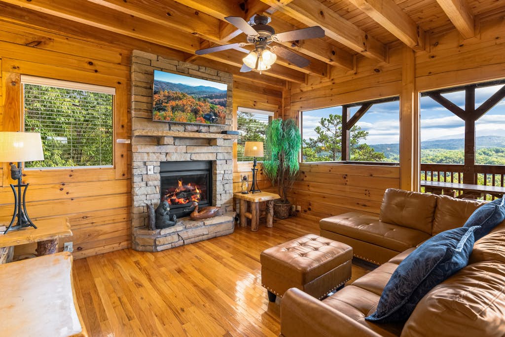 Log Cabin, Sleeps 6, Stunning Mtn View, Hot Tub, Pool