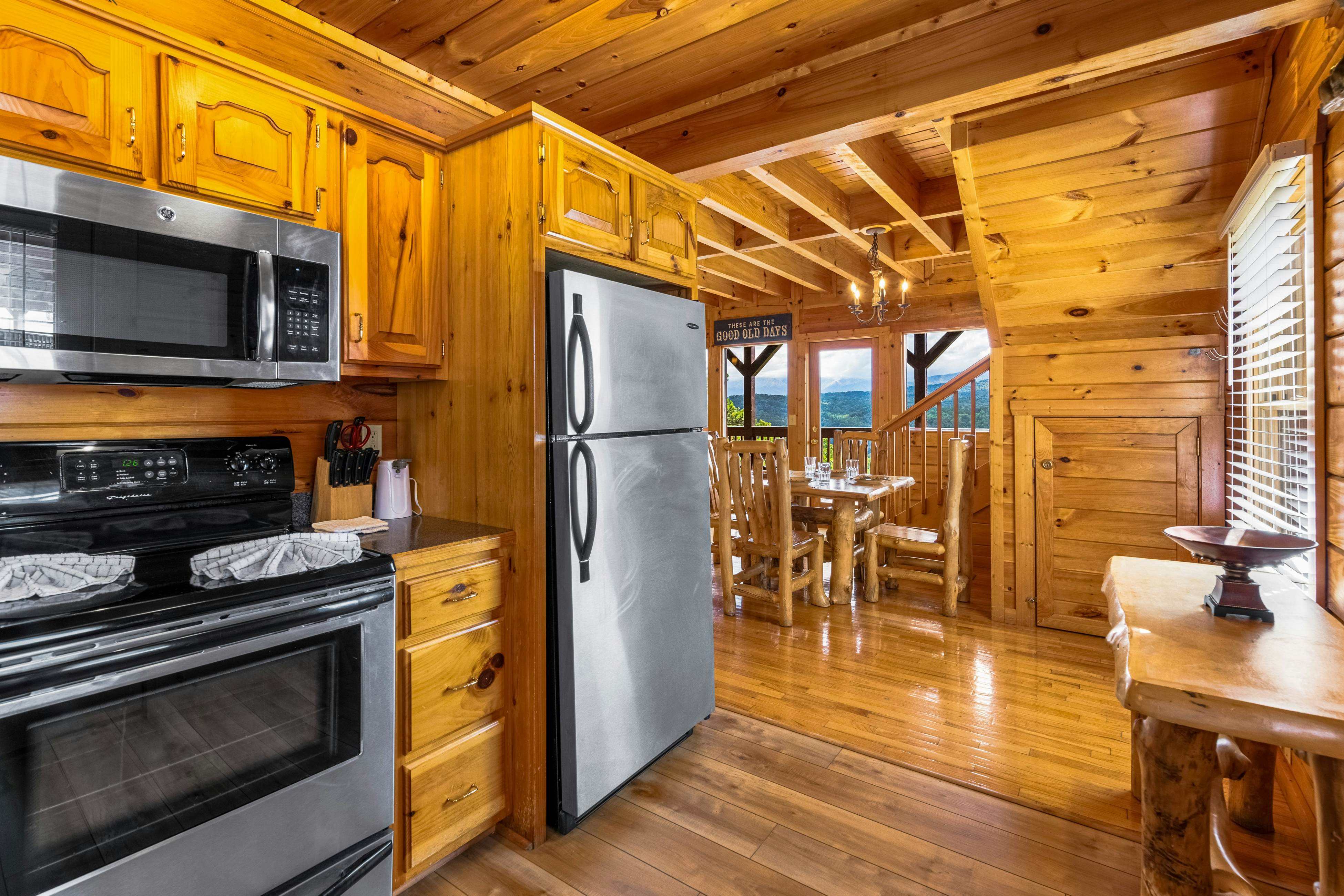 Log Cabin, Sleeps 6・Stunning Mtn View・Hot Tub・Pool