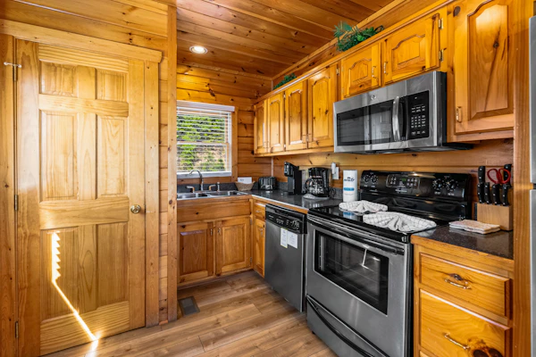 Log Cabin, Sleeps 6, Stunning Mtn View, Hot Tub, Pool
