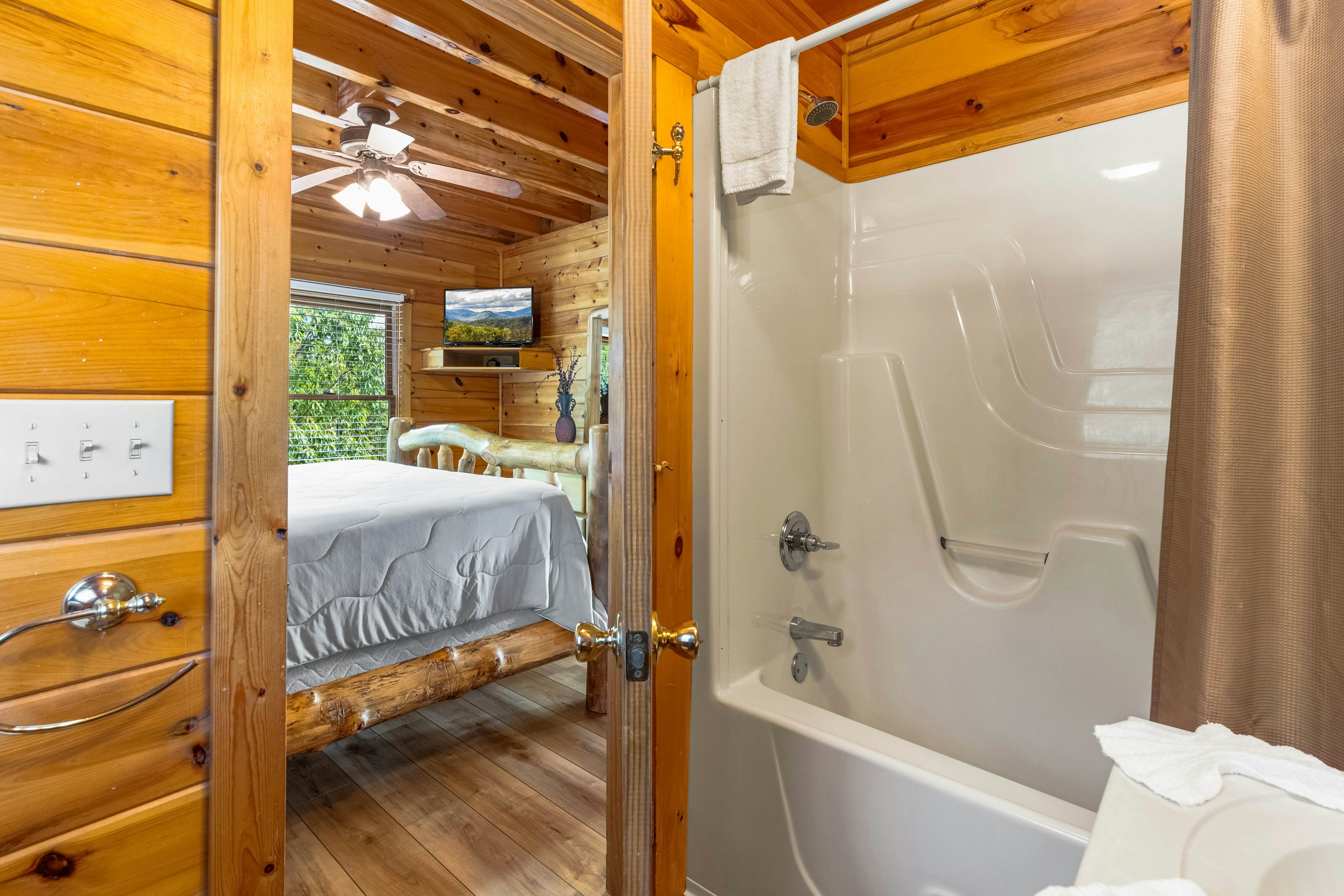 Log Cabin, Sleeps 6・Stunning Mtn View・Hot Tub・Pool