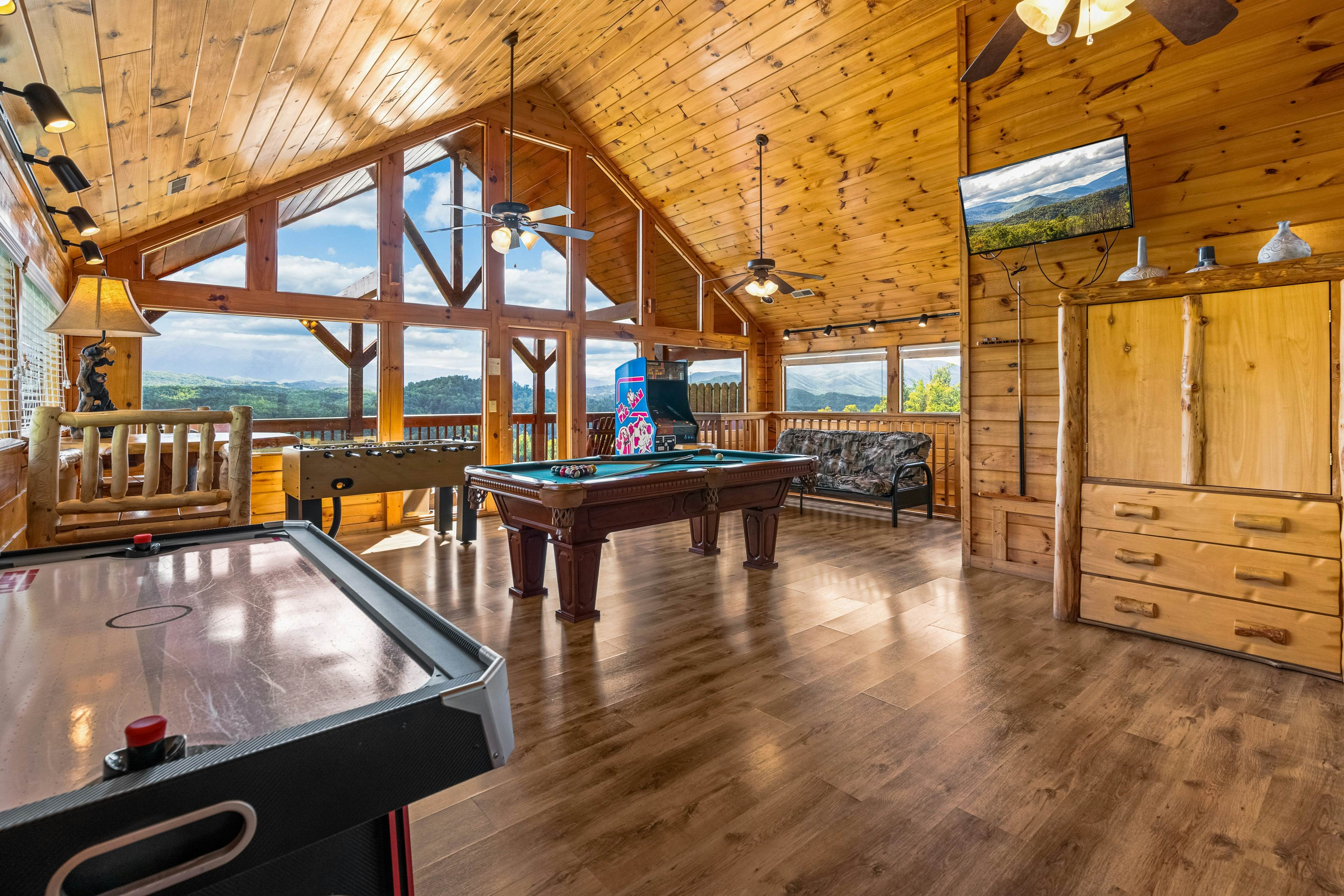 Log Cabin, Sleeps 6・Stunning Mtn View・Hot Tub・Pool