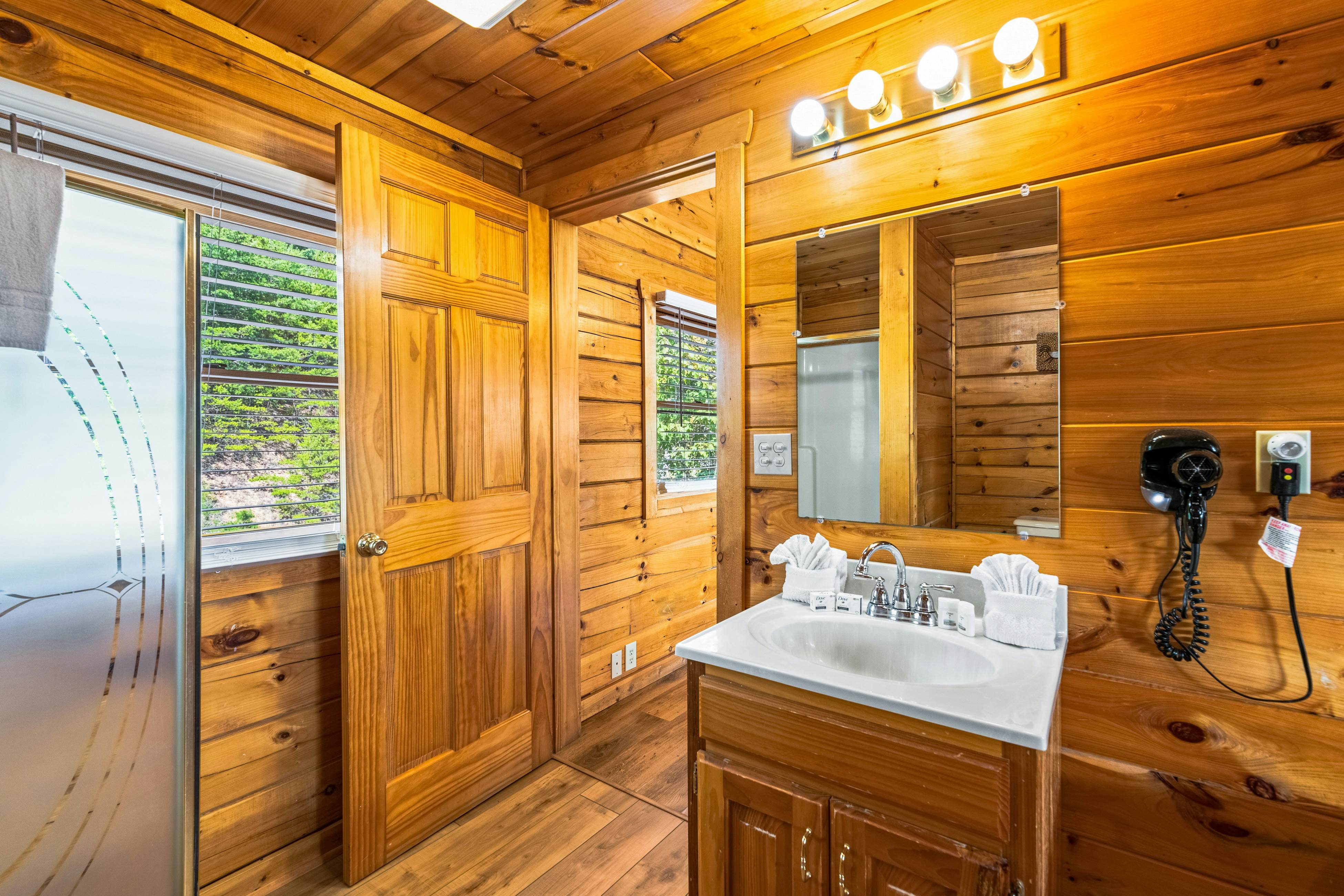 Log Cabin, Sleeps 6・Stunning Mtn View・Hot Tub・Pool