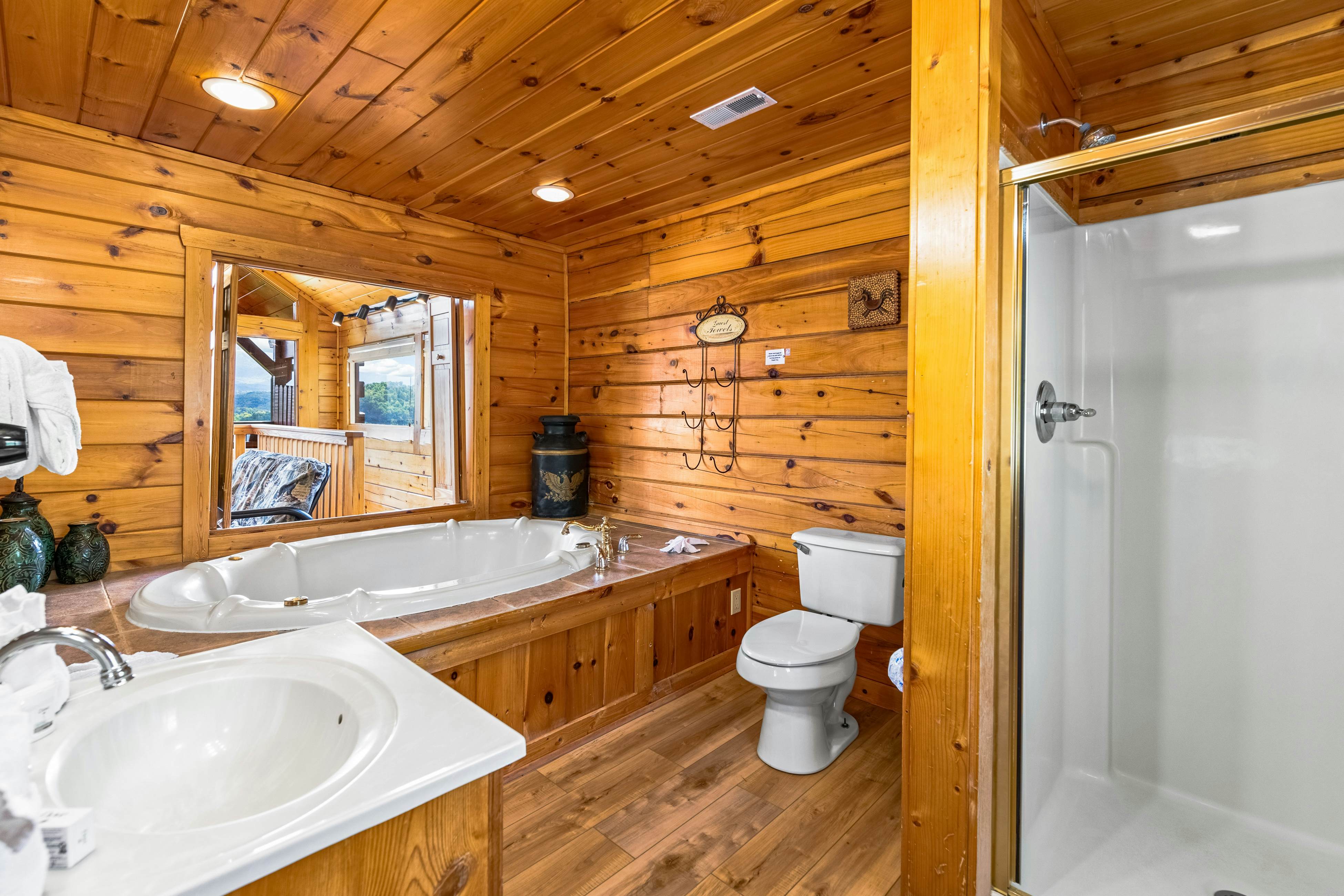 Log Cabin, Sleeps 6・Stunning Mtn View・Hot Tub・Pool
