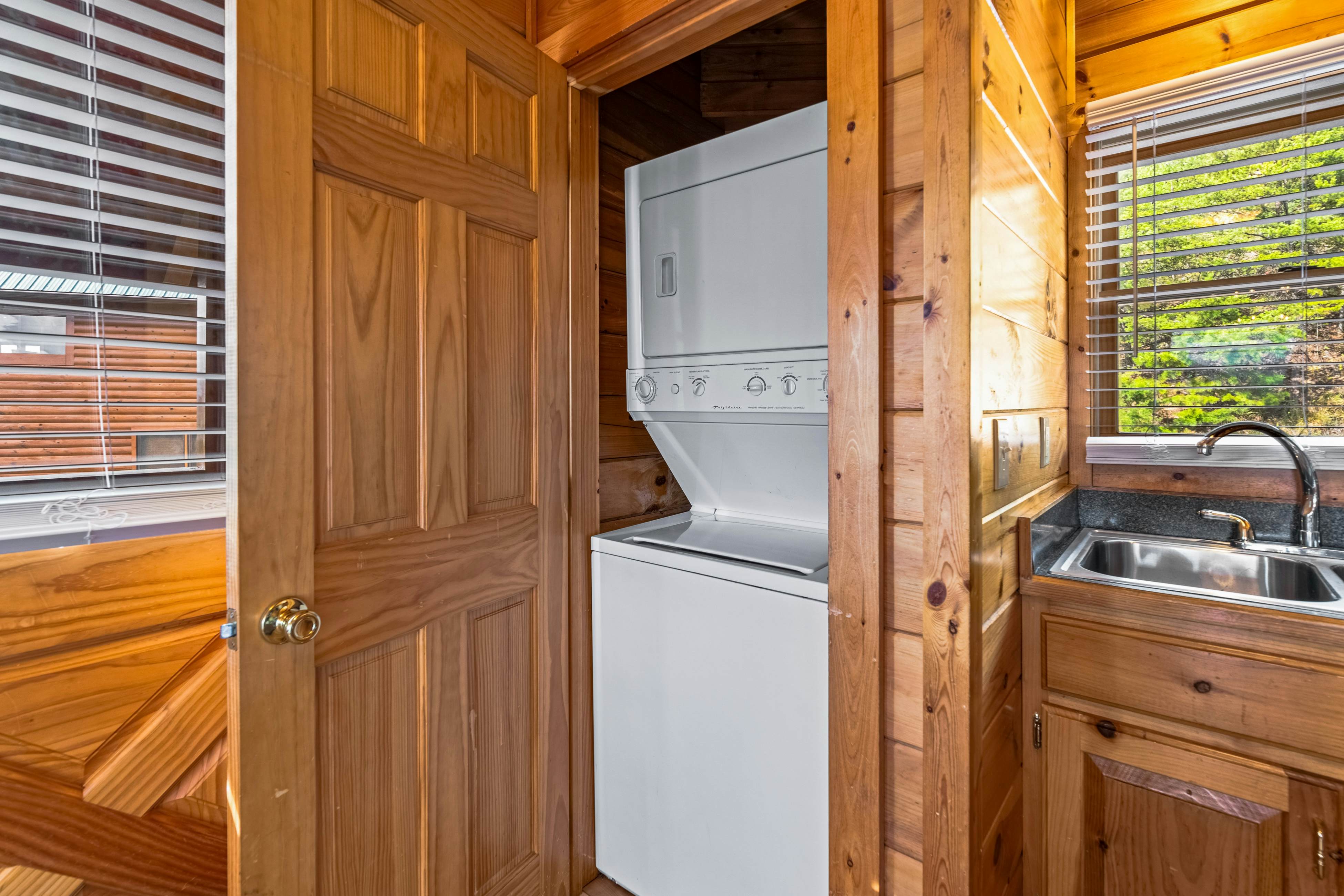 Log Cabin, Sleeps 6・Stunning Mtn View・Hot Tub・Pool