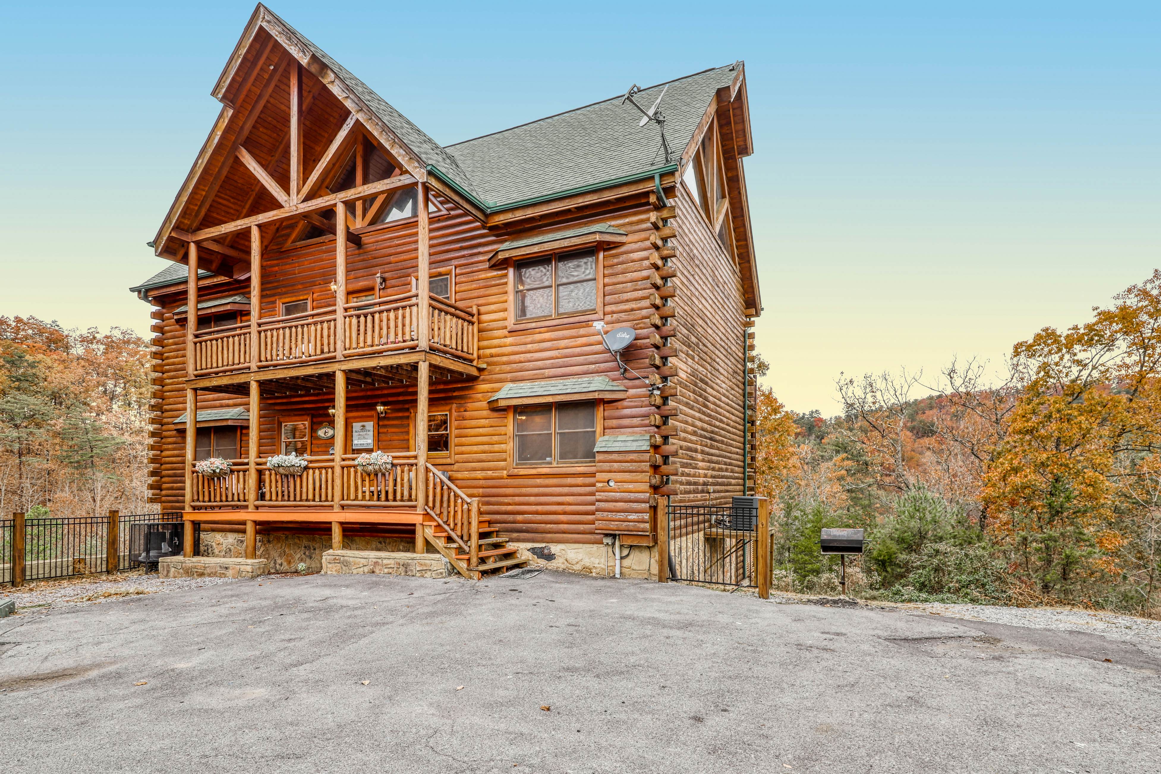 Woodland cabin Sleeps 28 w/ Free Attraction Tickets,  Hot Tub, Home Theater And Viewing decks
