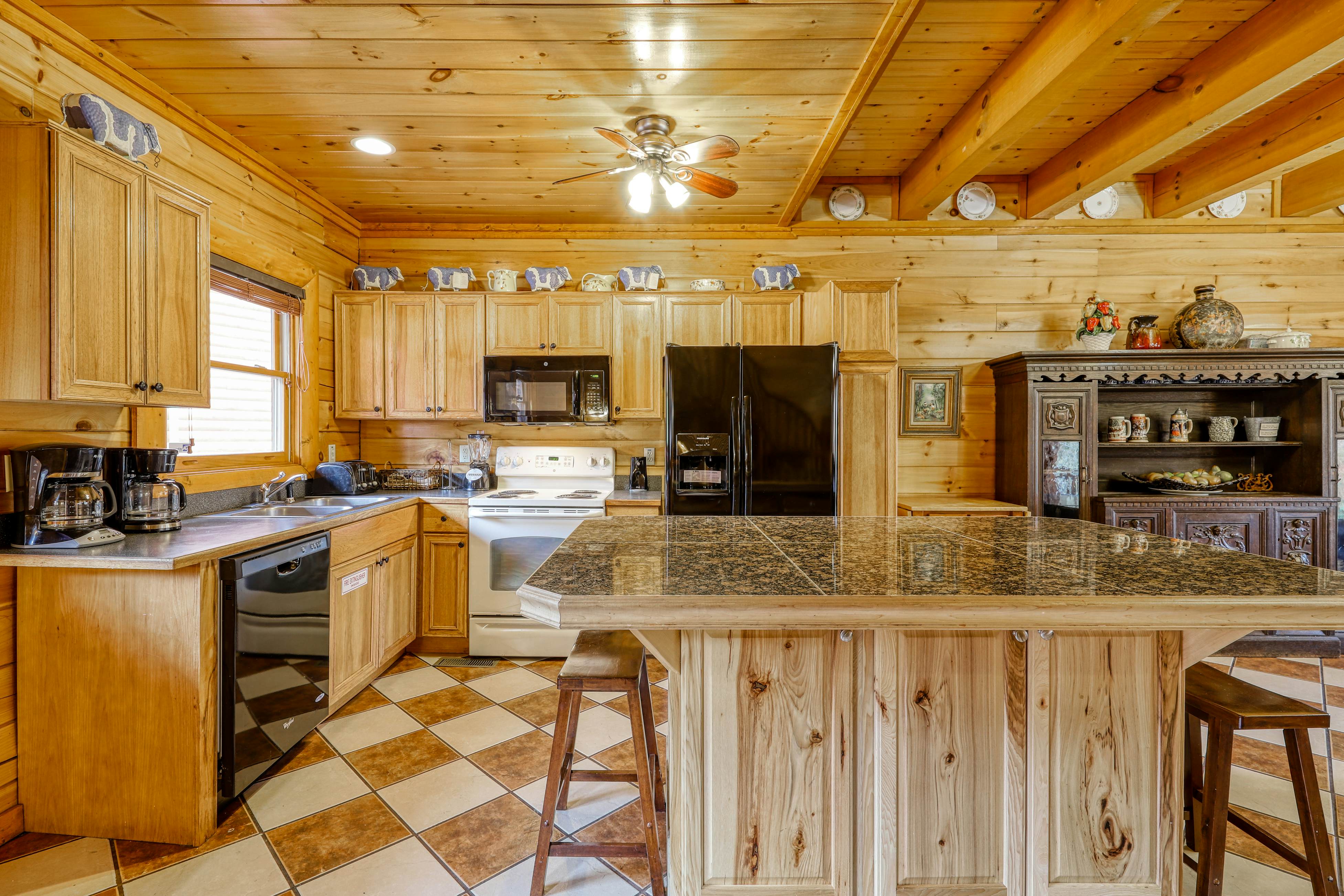 Woodland cabin Sleeps 28 w/ Free Attraction Tickets,  Hot Tub, Home Theater And Viewing decks