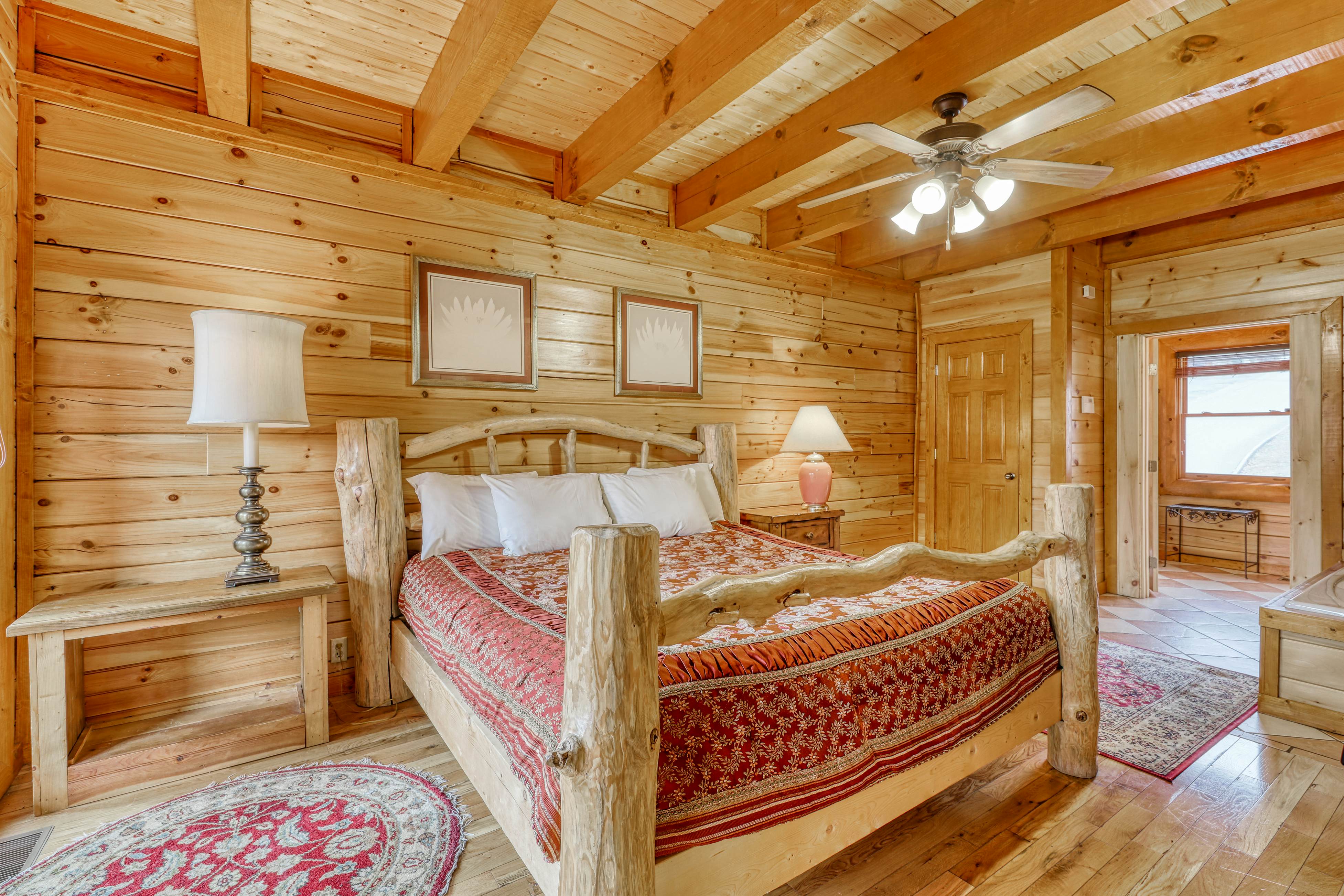 Woodland cabin Sleeps 28 w/ Free Attraction Tickets,  Hot Tub, Home Theater And Viewing decks