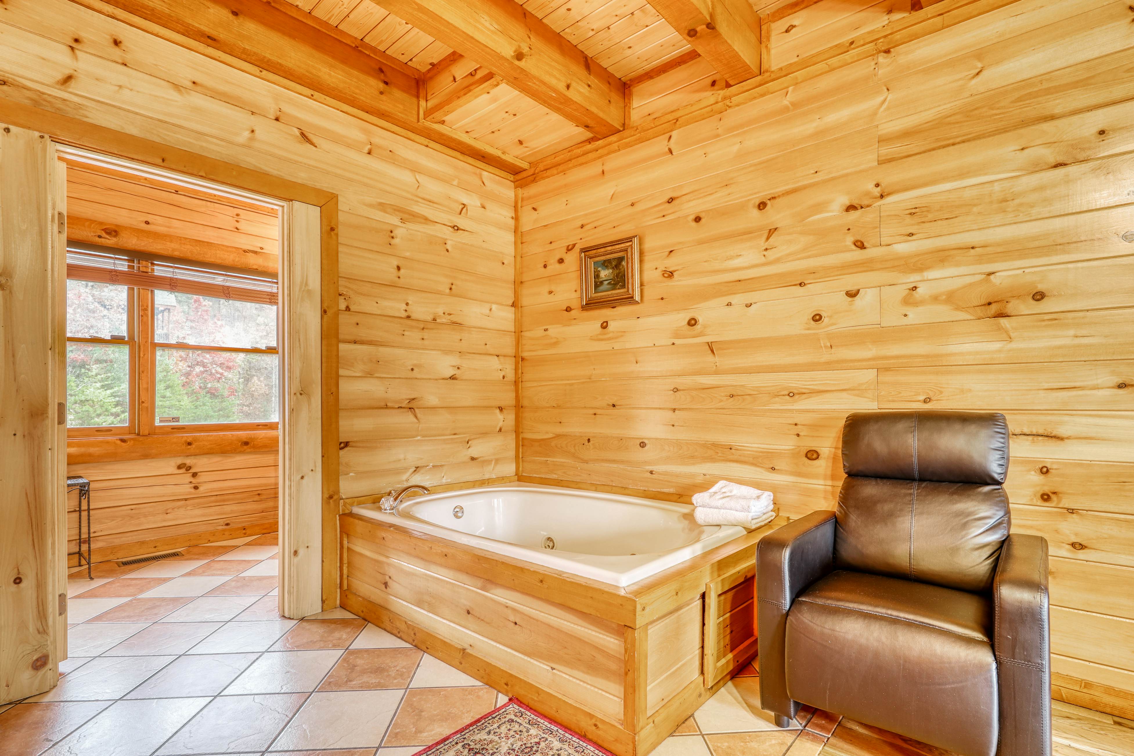 Woodland cabin Sleeps 28 w/ Free Attraction Tickets,  Hot Tub, Home Theater And Viewing decks
