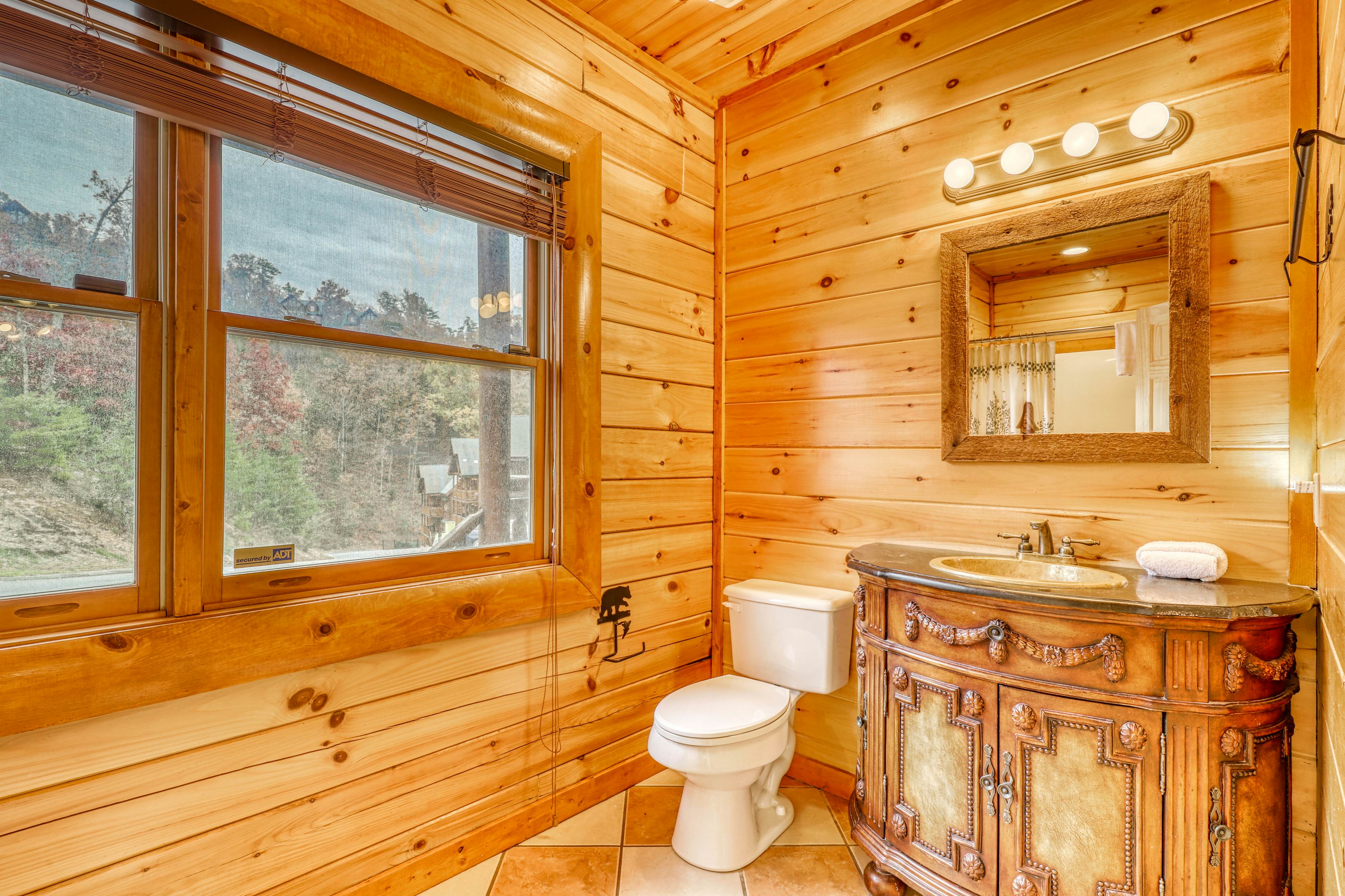 Woodland cabin Sleeps 28 w/ Free Attraction Tickets,  Hot Tub, Home Theater And Viewing decks