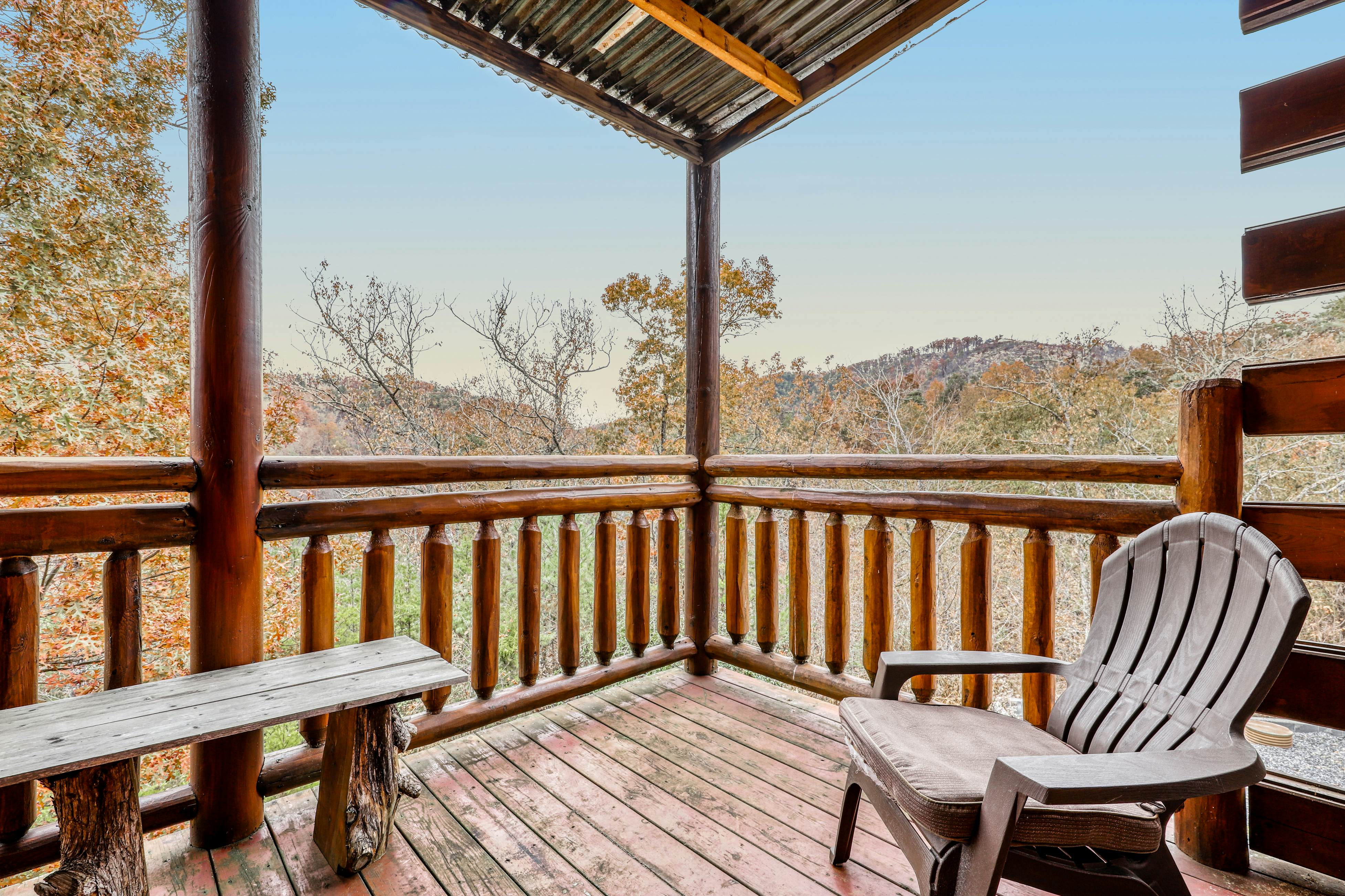 Woodland cabin Sleeps 28 w/ Free Attraction Tickets,  Hot Tub, Home Theater And Viewing decks
