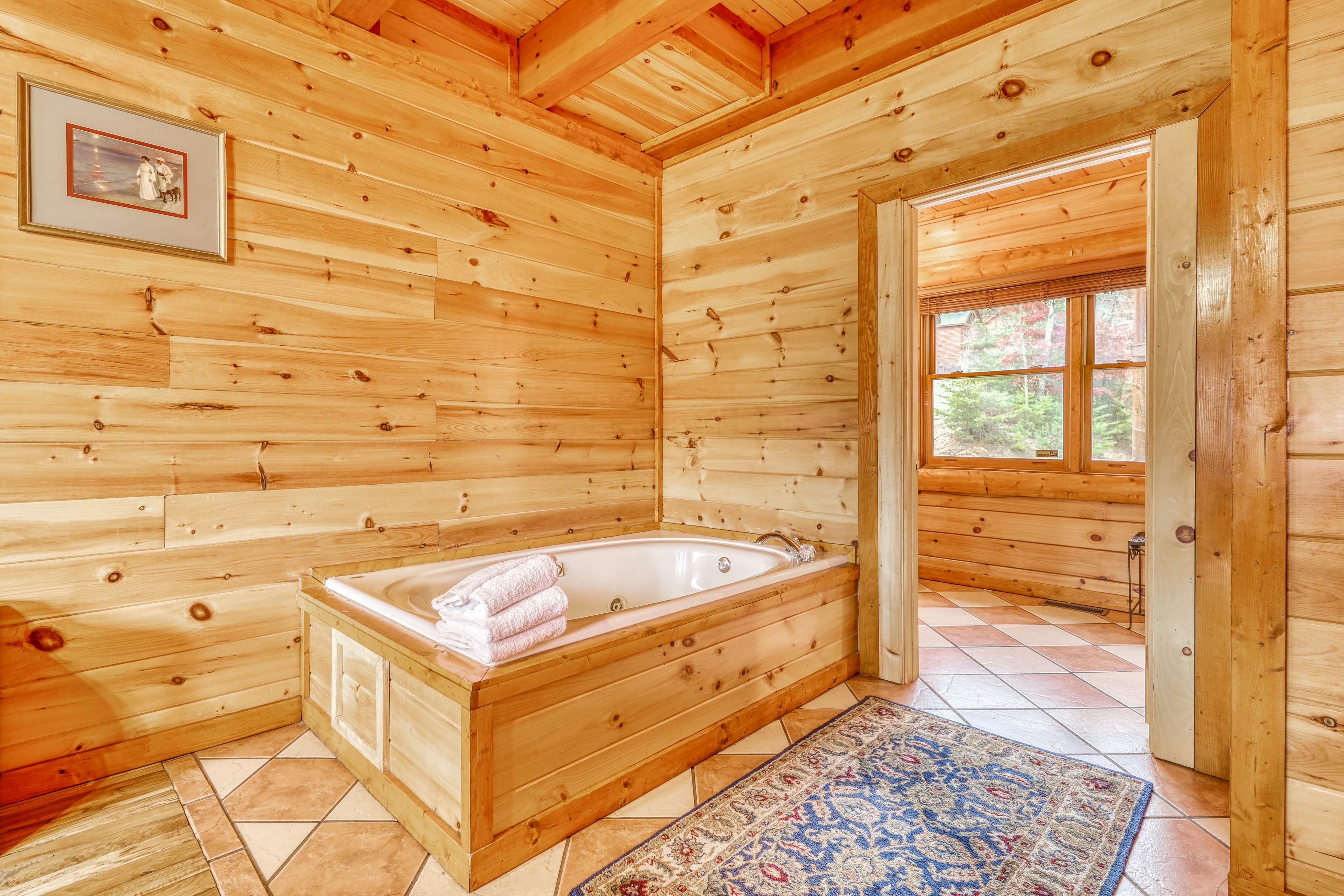 Woodland cabin Sleeps 28 w/ Free Attraction Tickets,  Hot Tub, Home Theater And Viewing decks