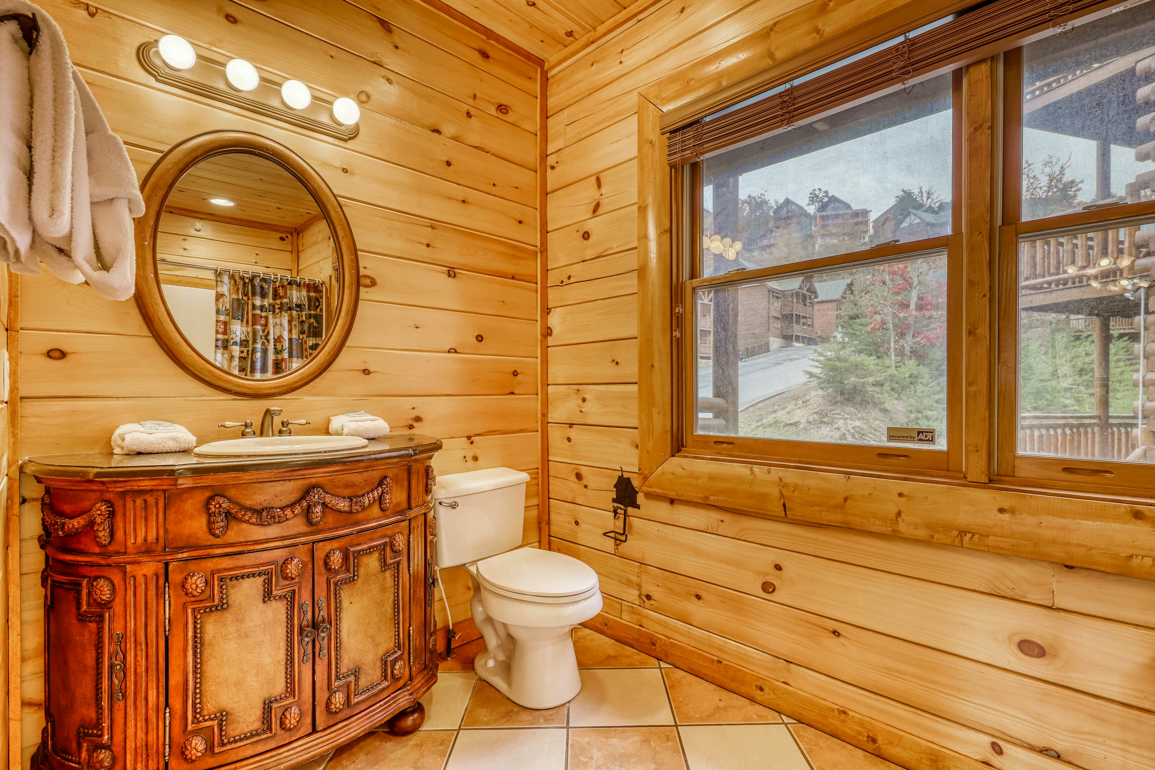Woodland cabin Sleeps 28 w/ Free Attraction Tickets,  Hot Tub, Home Theater And Viewing decks