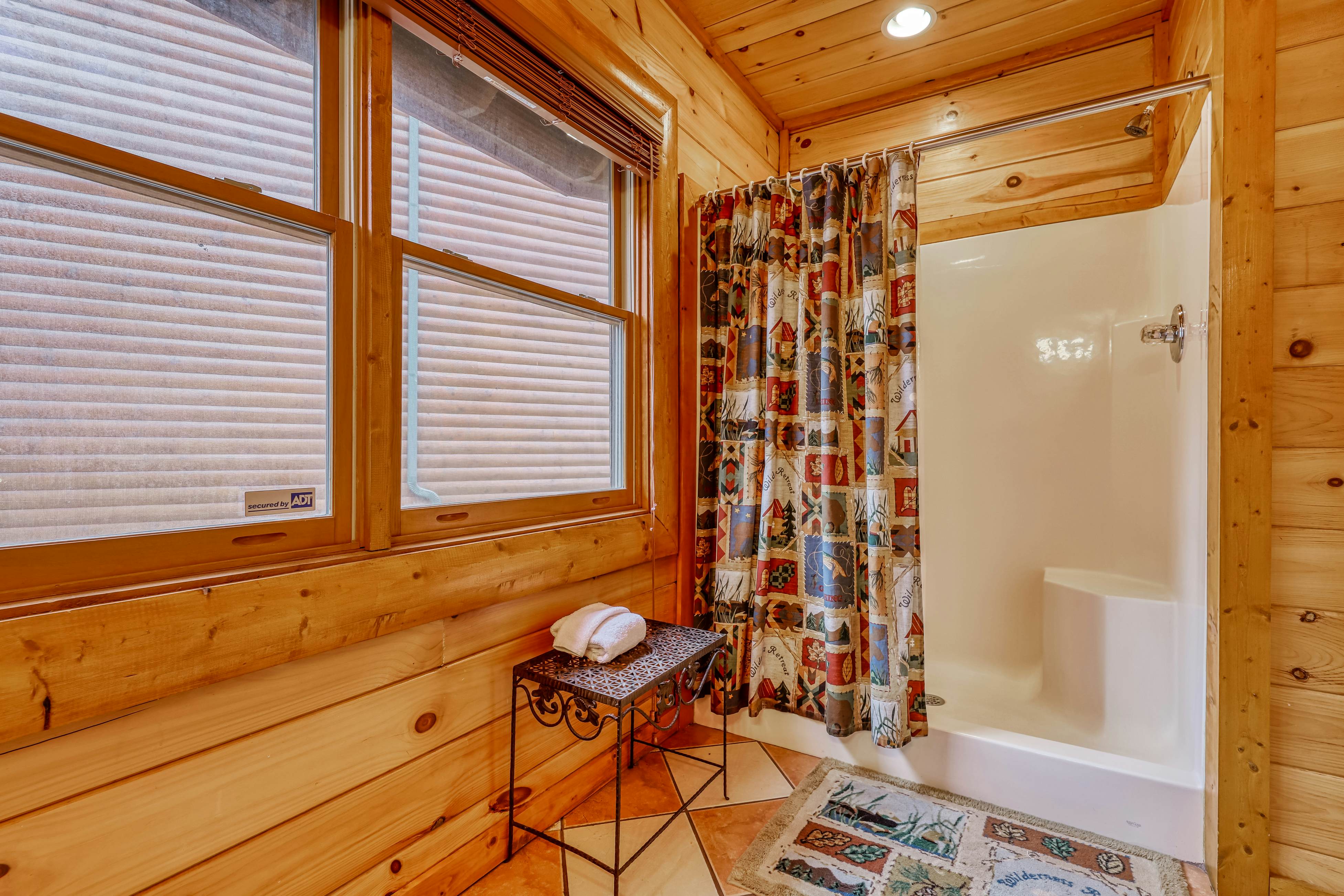 Woodland cabin Sleeps 28 w/ Free Attraction Tickets,  Hot Tub, Home Theater And Viewing decks
